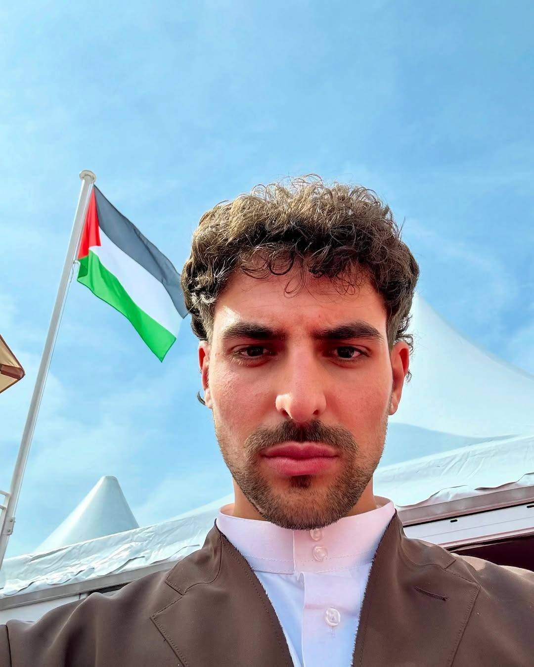 Artistul Saint Levant, noul ambasador Prada, a stârnit controverse după ce a purtat un colier cu harta Palestinei