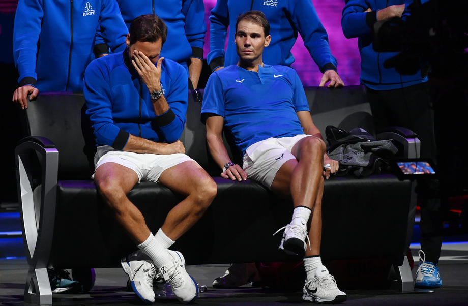 IMAGINEA ZILEI în sportul mondial. Roger Federer ținându-l de mână în lacrimi pe Rafael Nadal la ultimul său meci ca profesionist în tenis