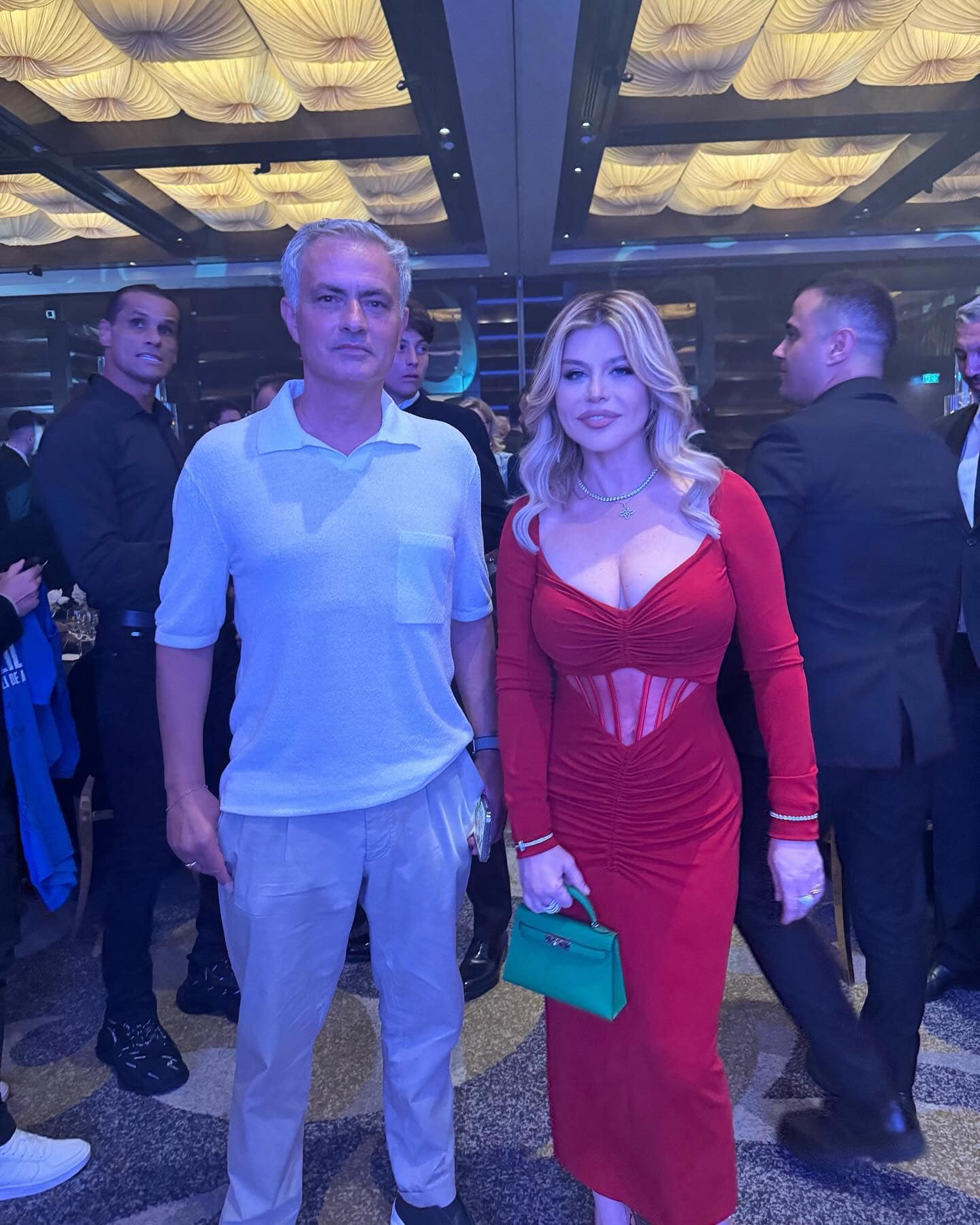 Cum s-a pozat Loredana Groza alături de Gheorghe Hagi la dineul Generației de Aur. Ținuta cântăreței a atras atenția
