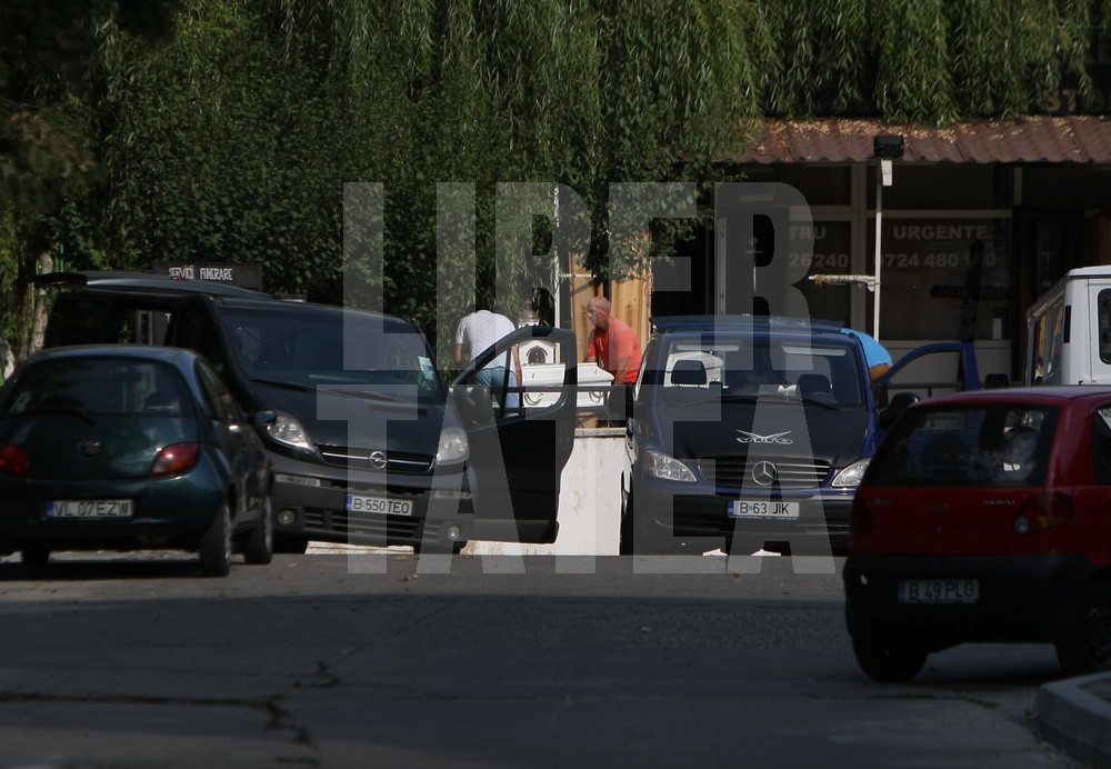 Hăinuțe de prințesă și patru sicrie albe, la morgă. Alexandra Braunstein și fetițele ei merg acasă pentru ultima dată / GALERIE FOTO