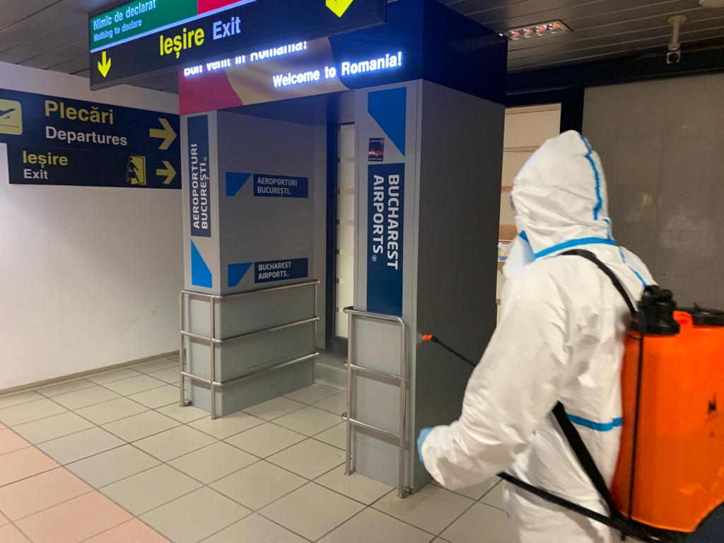 Măsuri de dezinfecție pentru coronavirus pe Aeroportul Otopeni. Ce se întâmplă în zona pe unde vin pasageri din alte țări cu COVID-19