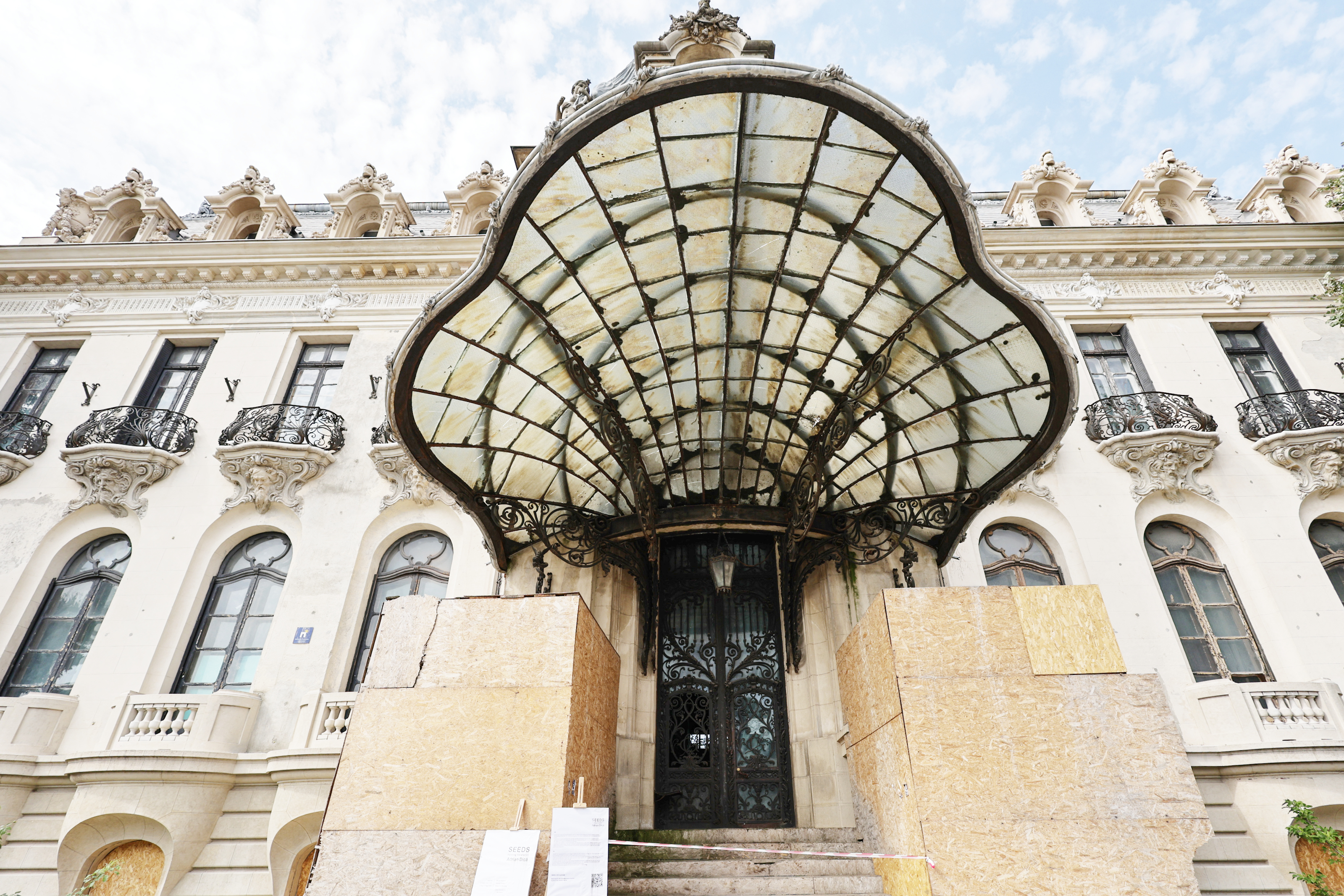 O bijuterie a Bucureștiului se luptă cu timpul, în timp ce restaurarea bate pasul pe loc