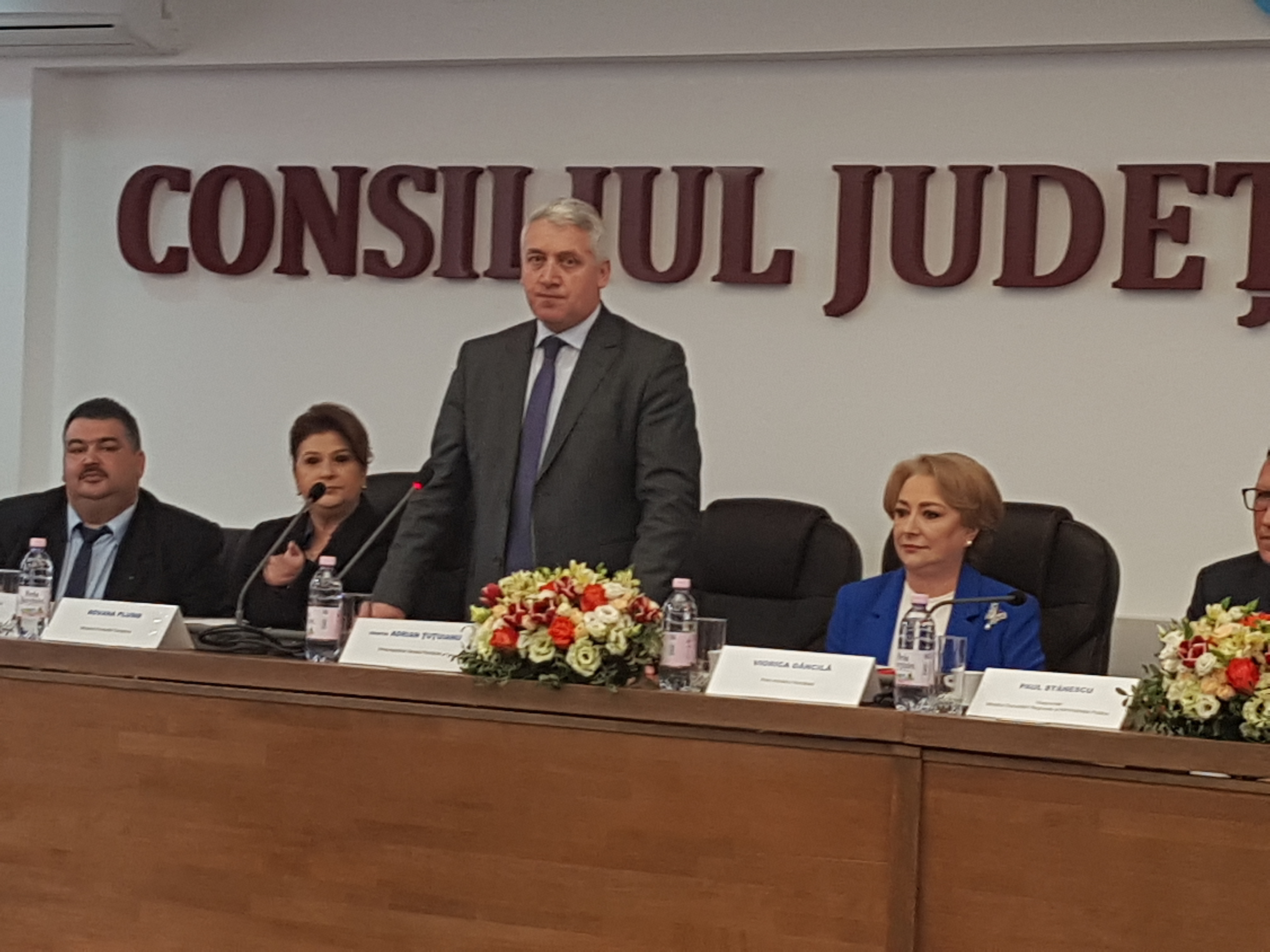 UPDATE. Premierul Viorica Dăncilă, vizită oficială în Dâmbovița; Autoritățile locale s-au plâns de starea infrastructurii și au cerut mall și stadion în Tâtrgoviște (FOTO)