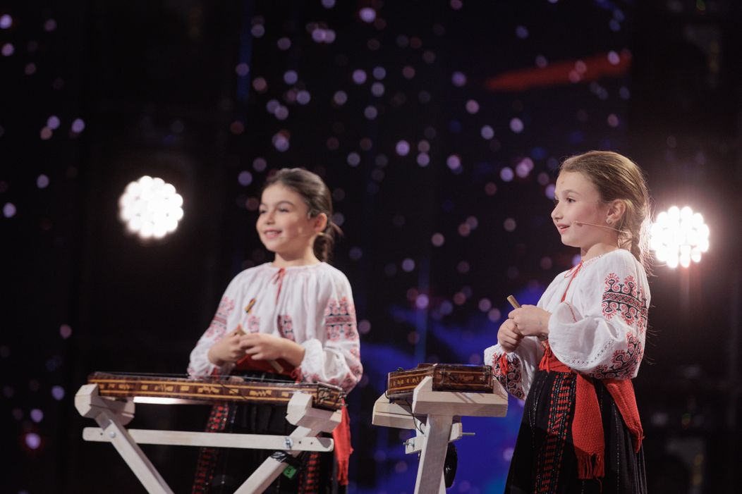 Surorile Bucur de la Românii au talent 2025, admiratoare înfocate ale Petrolul Ploiești. „Bobiță, tu ne ești dușman! Tu ții cu Universitatea Craiova”