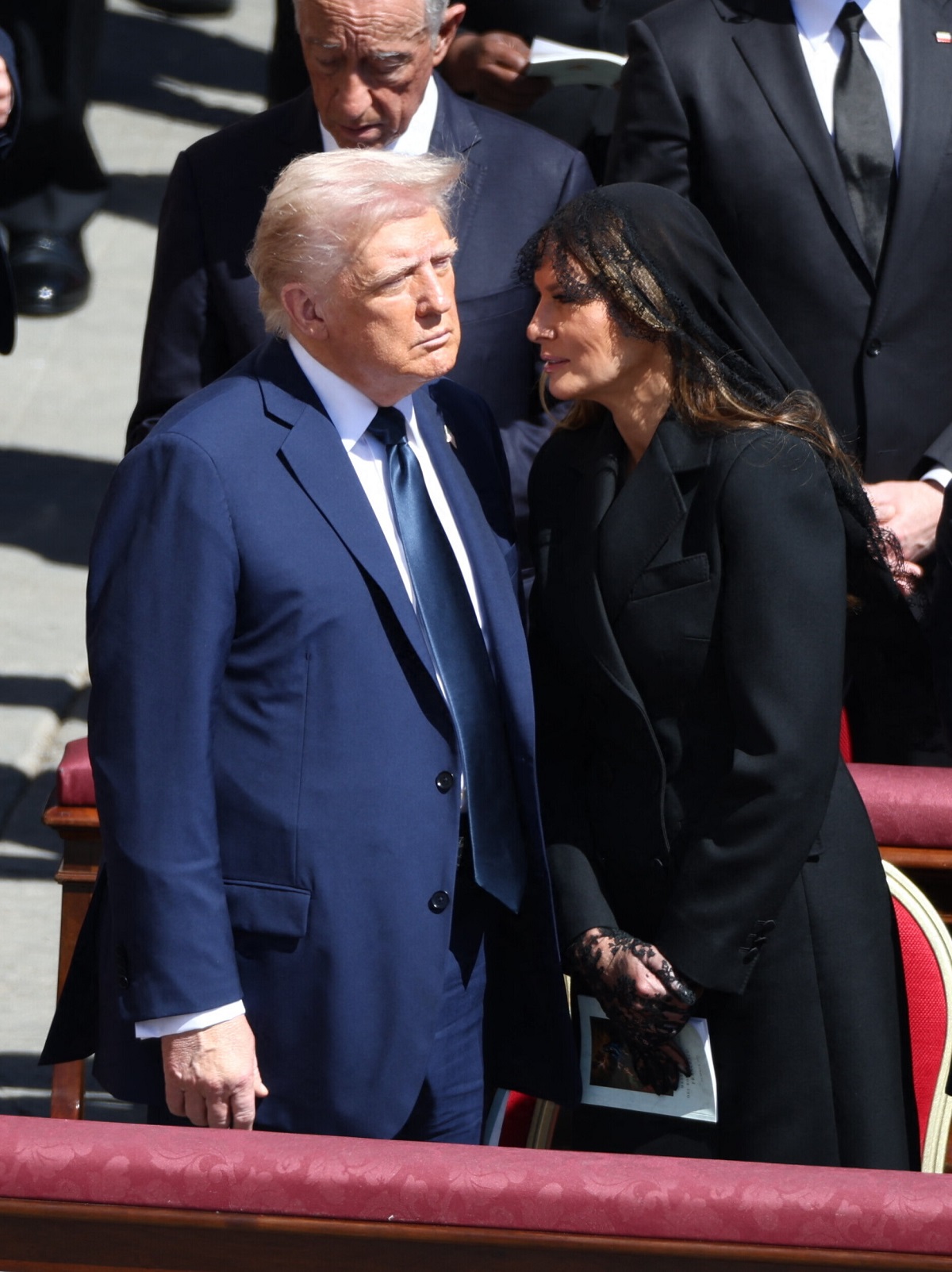 Ce i-a șoptit la ureche Melania Trump lui Donald Trump la funeraliile Papei Francisc. Un expert i-a citit pe buze primei-doamne