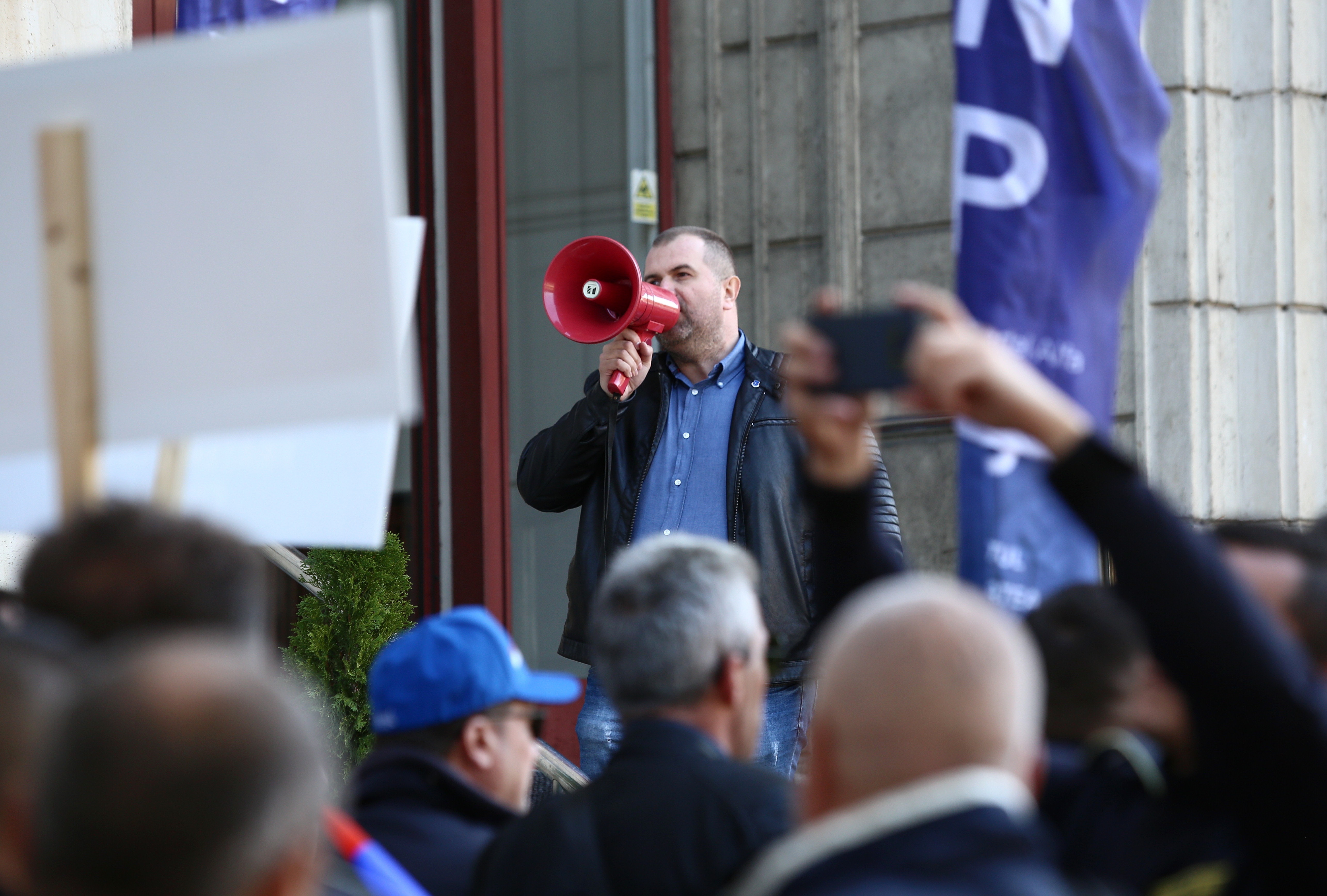 FOTO| Sute de gardieni din penitenciare protestează în fața Ministerului Justiției. Se cere demisia lui Tudorel Toader