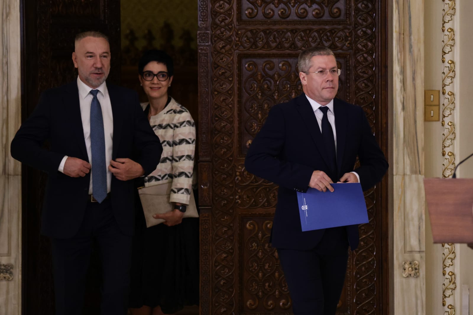 Trei noi judecători la CCR. Dacian Dragoş, Csaba Asztalos şi Mihai Busuioc au depus jurământul la Cotroceni. Cine sunt cei 9 judecători ai Curții