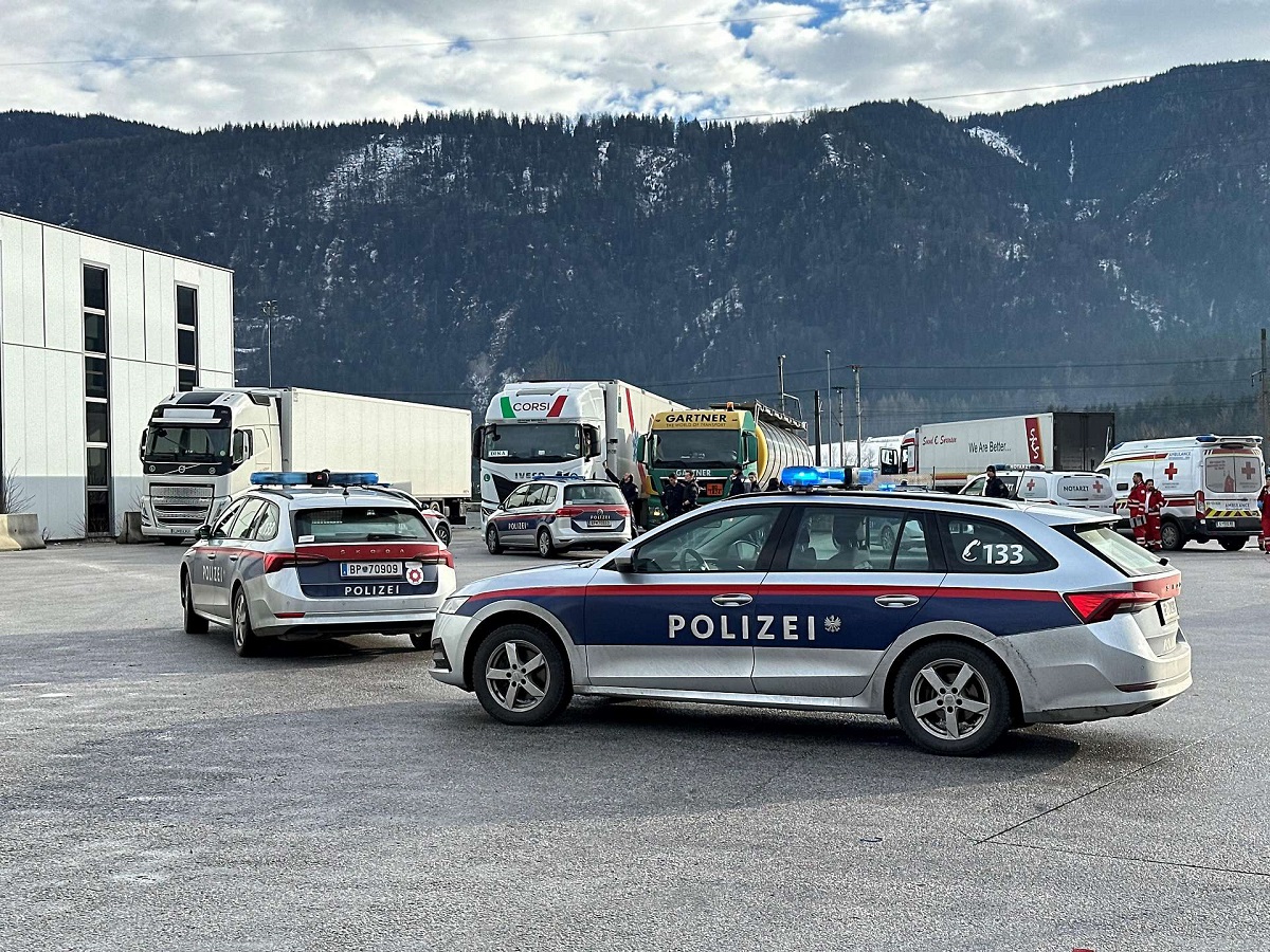 Șofer român de TIR baricadat în cabină, luat cu asalt de trupele speciale Cobra, într-o parcare din Austria. Dus cu elicopterul la spital, viața lui e în pericol