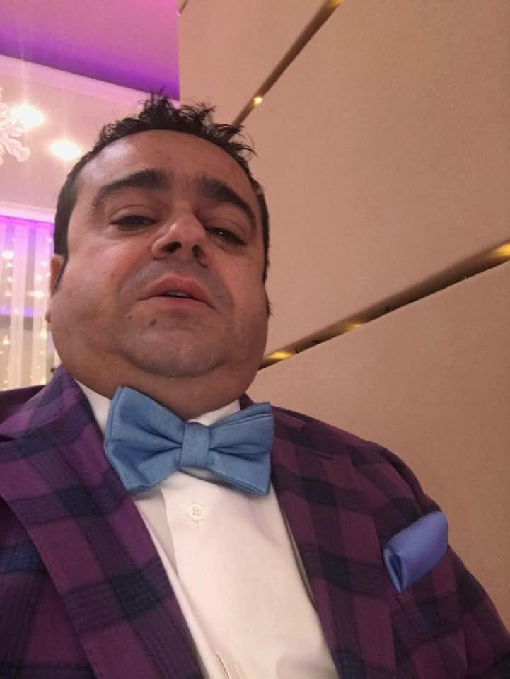 Imagini din casa lui Adrian Minune din Ștefăneștii de Jos. În garajul vilei sunt cele două mașini de lux, un Ferrari și un Lamborghini