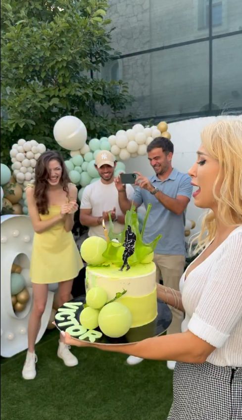 Andreea Bălan a făcut petrecere de ziua lui Victor Cornea