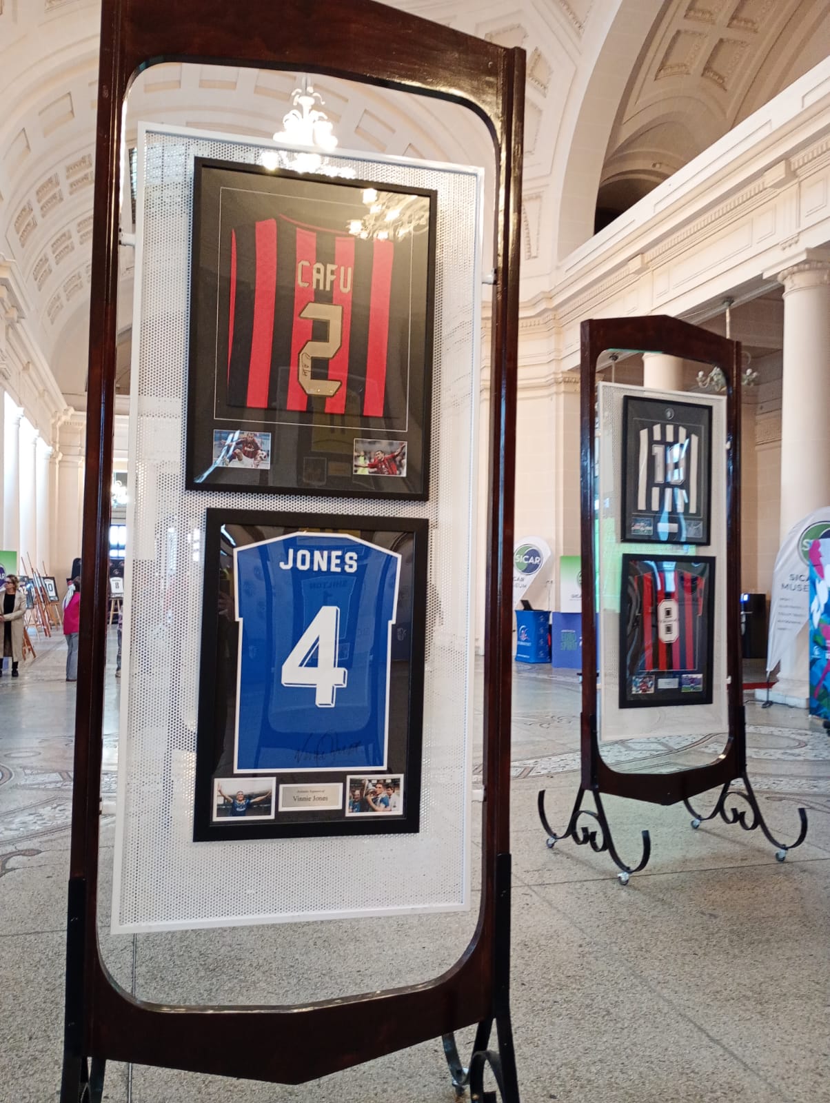 Raiul tricourilor cu autograf, de la Cristiano și Messi, la Ronaldo, Maradona sau Pele: „Expoziție cu piese-unicat, la Ploiești”