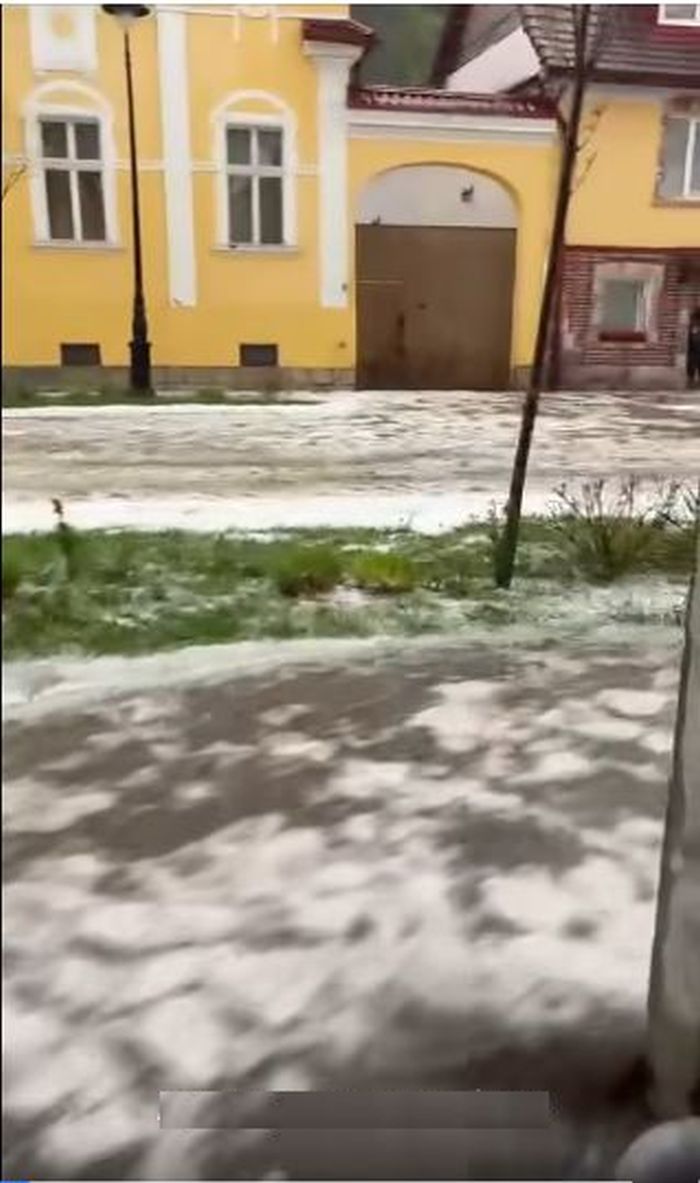 Grindina a făcut prăpăd în România. Imagini cu străzi inundate și curți acoperite cu un strat mare de gheață | Video