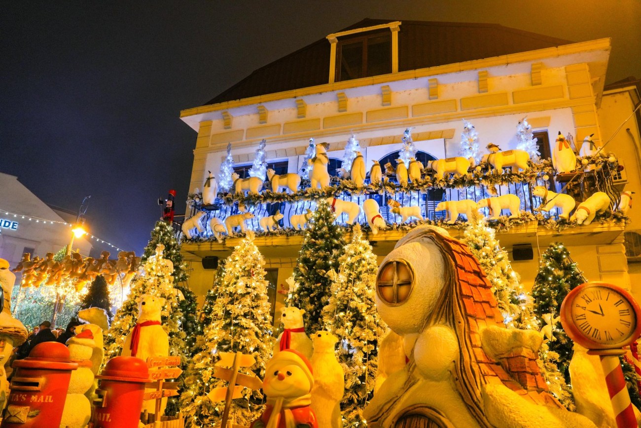 Peste 100.000 de oameni au fost la deschiderea Târgului de Crăciun din Craiova. Programul pentru noiembrie și decembrie
