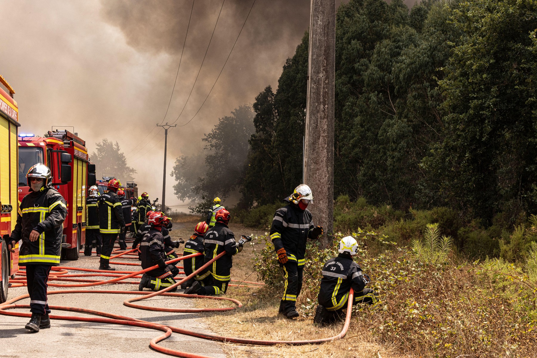 Pompierii români se luptă cu incendiile din Franța. Emmanuel Macron a mulțumit României pentru sprijinul acordat