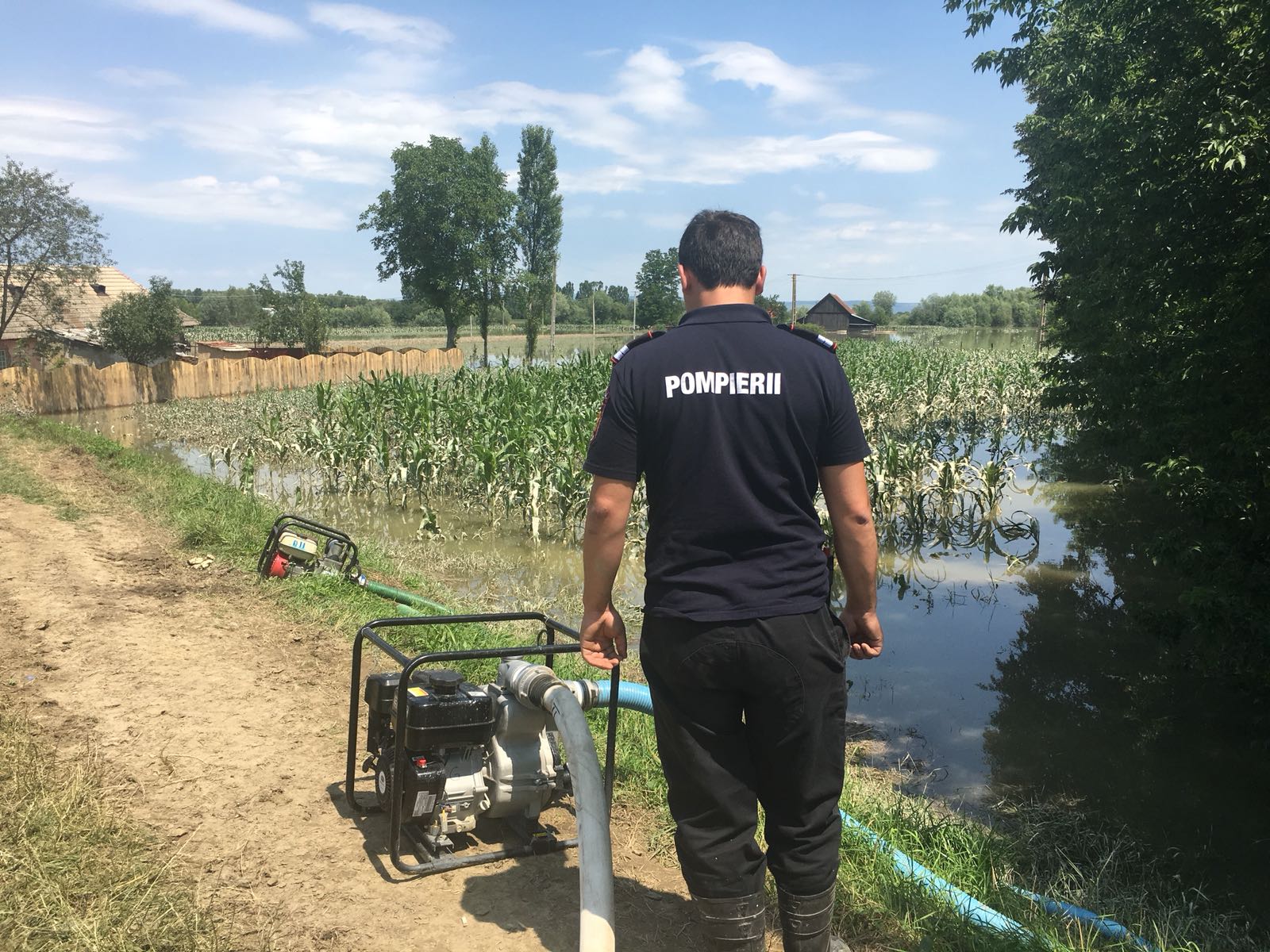 Zeci de pompieri intervin în Covasna pentru astuparea breșelor formate în digurile de protecție ale unui râu și unui pârâu