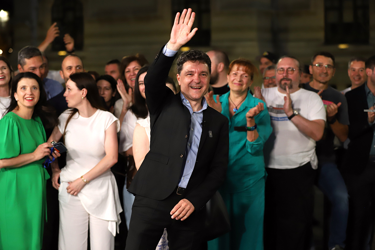 REPORTAJ Noaptea prin București când Nicușor a devenit Nicu. Alături de edilul Capitalei, în mijlocul voluntarilor și al bucureștenilor ieșiți pe răcoare la plimbare