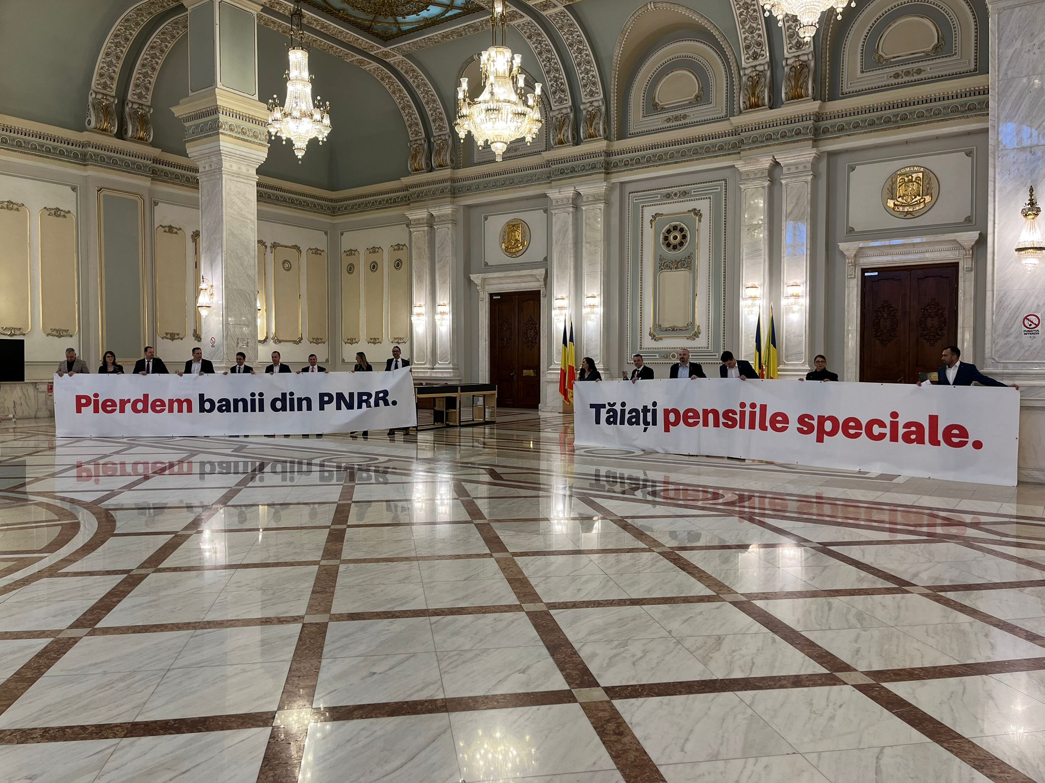 Senatorii au votat legea pensiilor speciale, fără să știe impactul bugetar. USR a calculat cu cât se reduce pensia de 18.000 de lei a premierului Ciucă