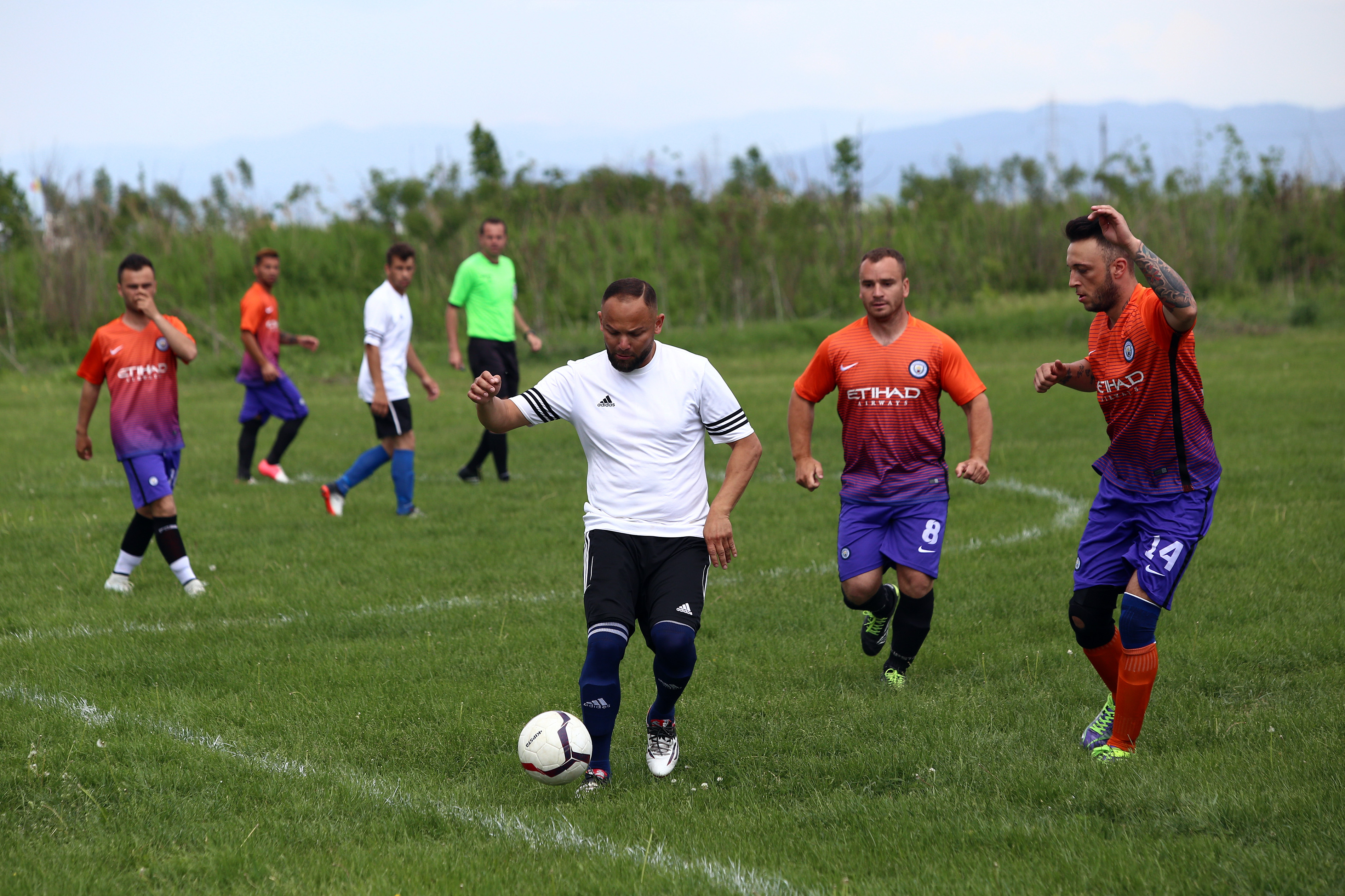 Reportaj fabulos de la un meci de liga a șaptea din România lui 2018: echipa de rromi Steaua Mărgineni contra Viitorului Predești. Prima de gol, un bidon de vin! | FOTO&VIDEO