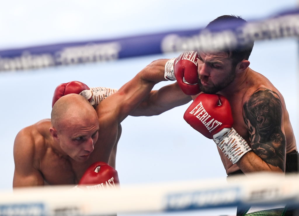 Botrány: berontottak a nézők a ringbe és brutálisan megverték az orosz bokszolót – videó