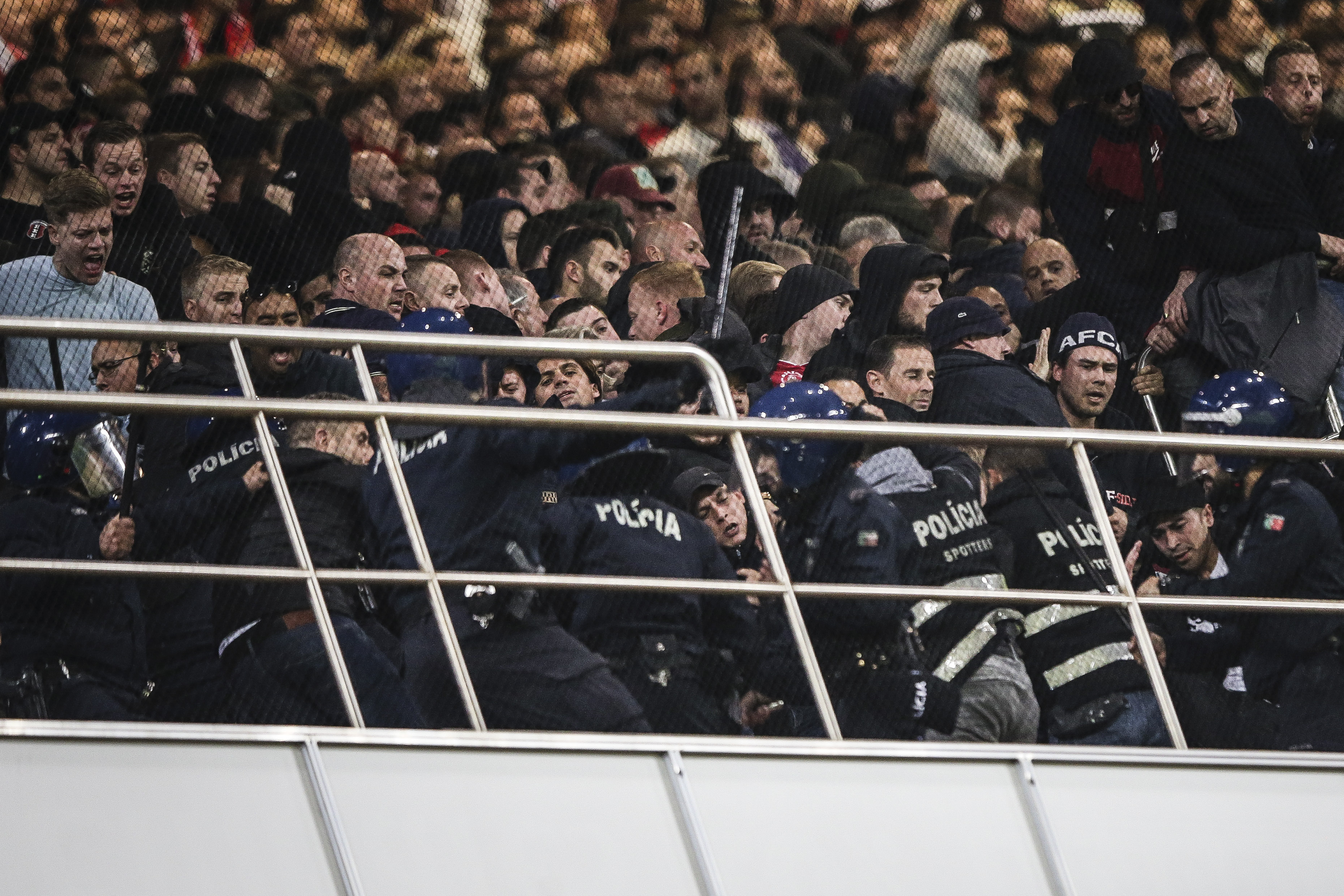Incidente violente la Lisabona între polițiști și fanii echipei Ajax / GALERIE FOTO&VIDEO
