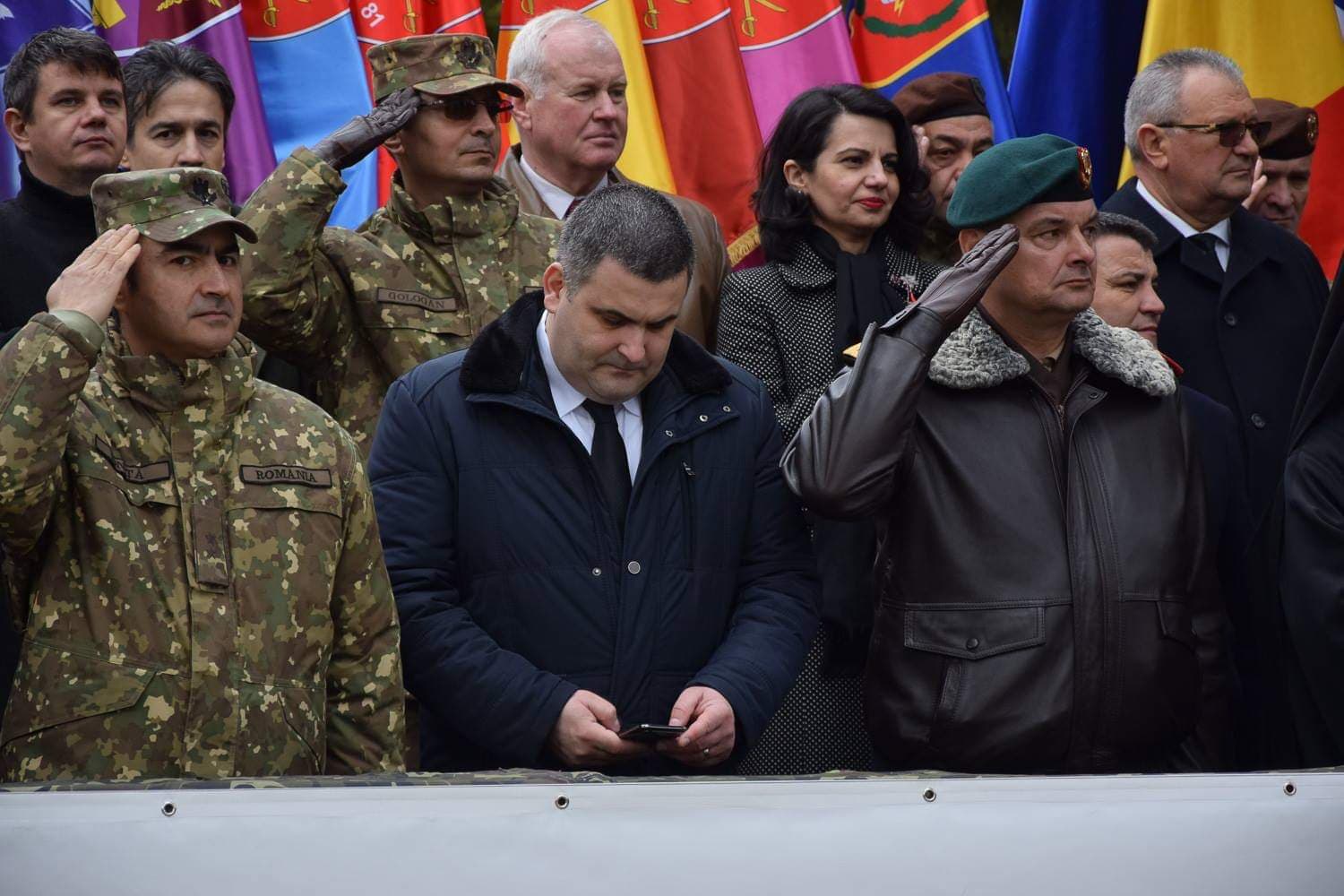 FOTO | Ministrul Apărării, Gabriel Leş, și-a verificat telefonul în timp ce militarii întorşi din Afganistan îi dădeau onorul