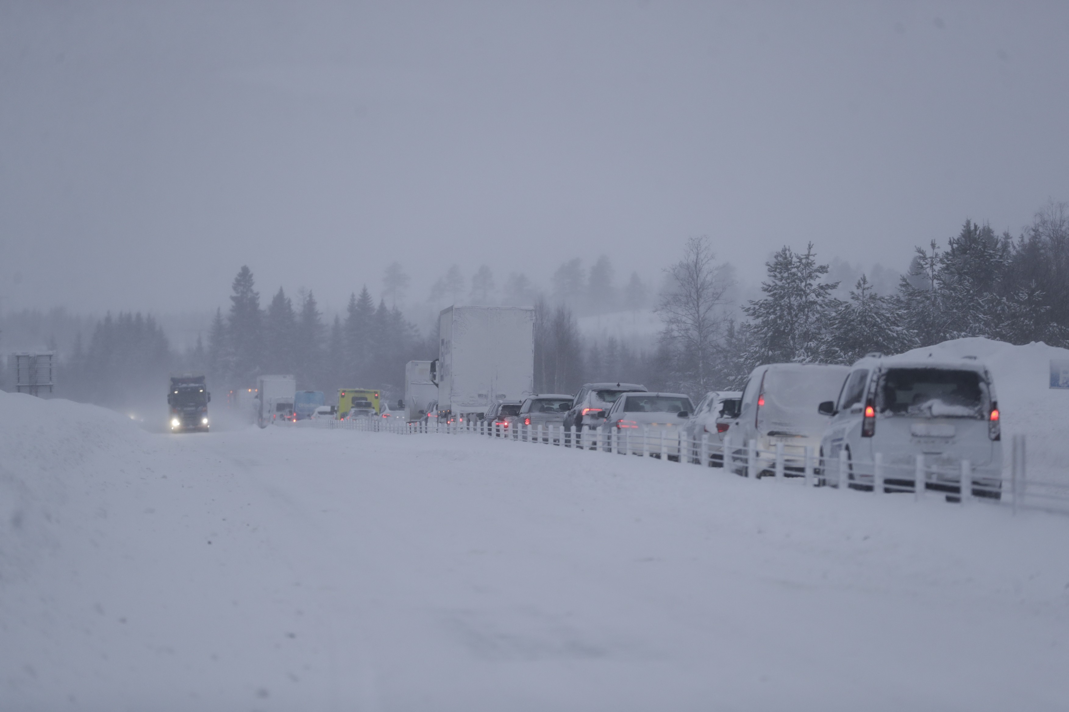 Vreme extremă în Europa. Sute de zboruri anulate, trenuri oprite și trafic rutier paralizat din cauza ninsorilor și a gerului