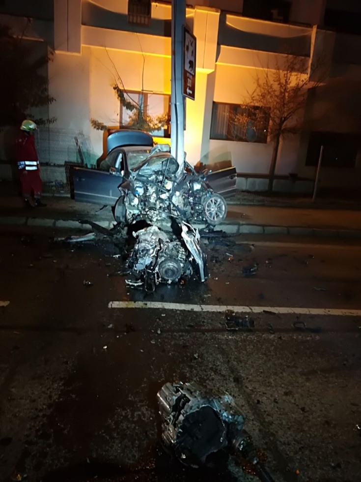 Un medic din Sibiu a intrat cu mașina într-un stâlp, la 220 km/h, și a murit pe loc