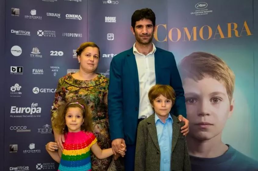 Toma Cuzin, cunoscut ca Firicel din „Las Fierbinți”, cu familia la Premiile GOPO 2024. Imagini rare cu soția și cei doi copii