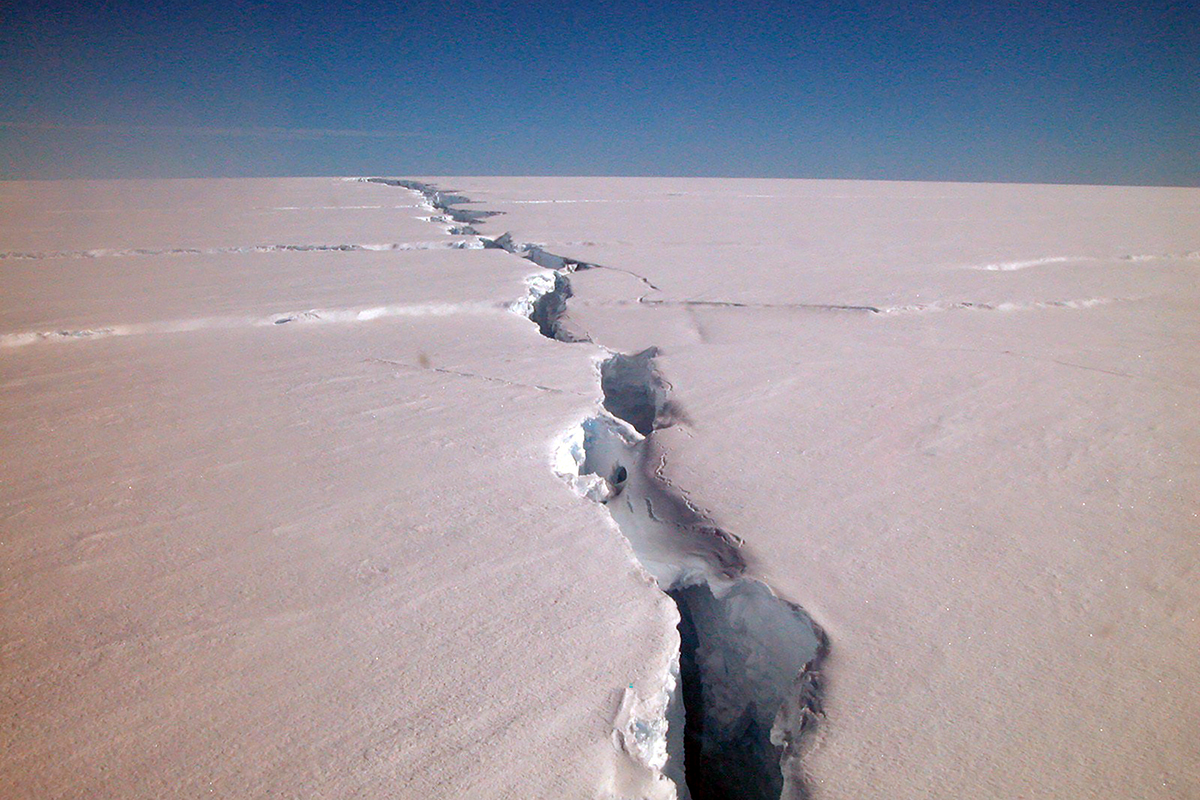 Un aisberg mai mare de cinci ori decât Malta s-a desprins din Antarctica