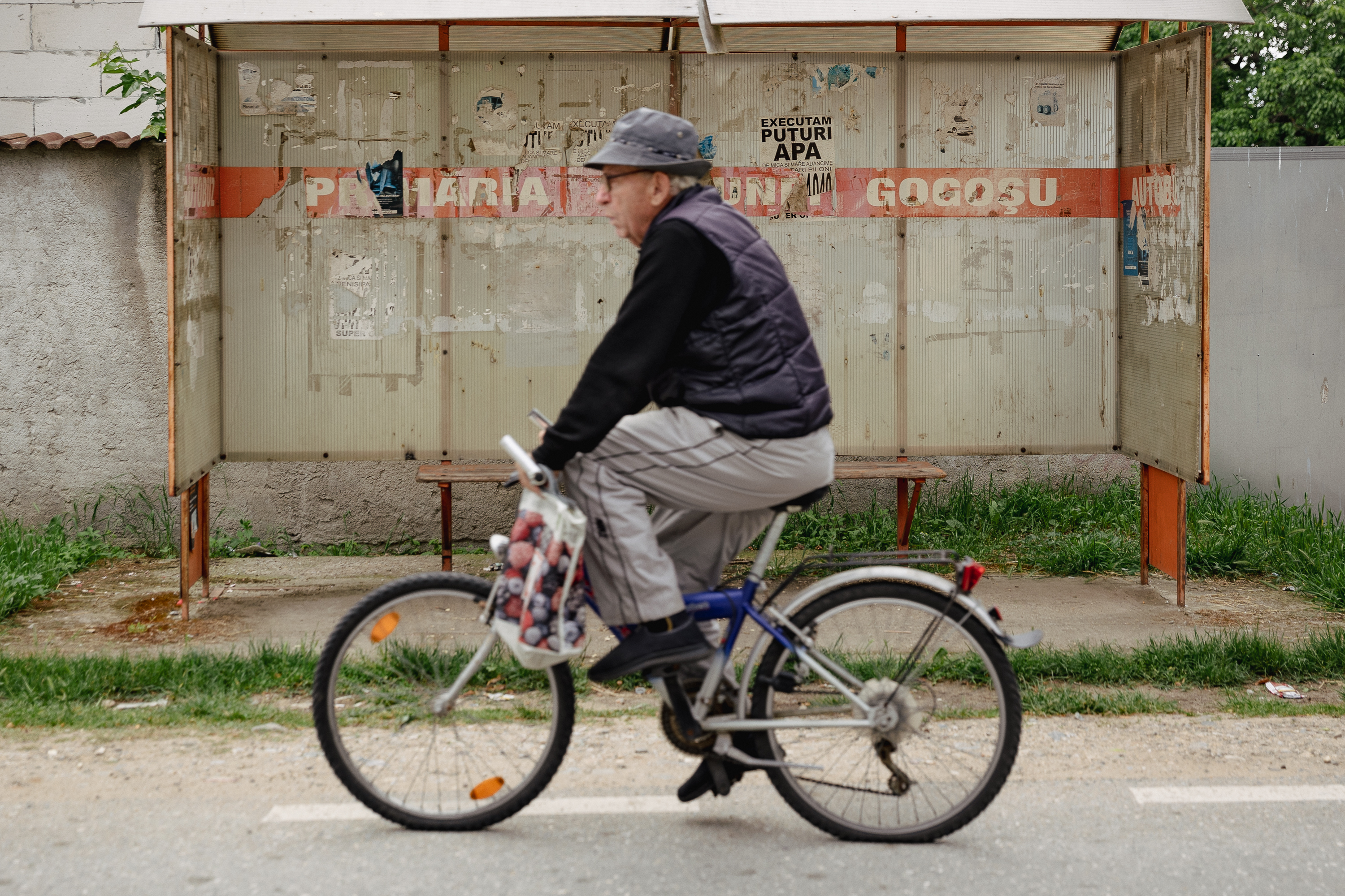 REPORTAJ | Pulsul campaniei în comuna din Mehedinți unde doi foști soți candidează la primărie: „Să mai conducă și muierile! Că poate mai țin și cu muierile! Că oamenii nu țin decât cu oamenii!”