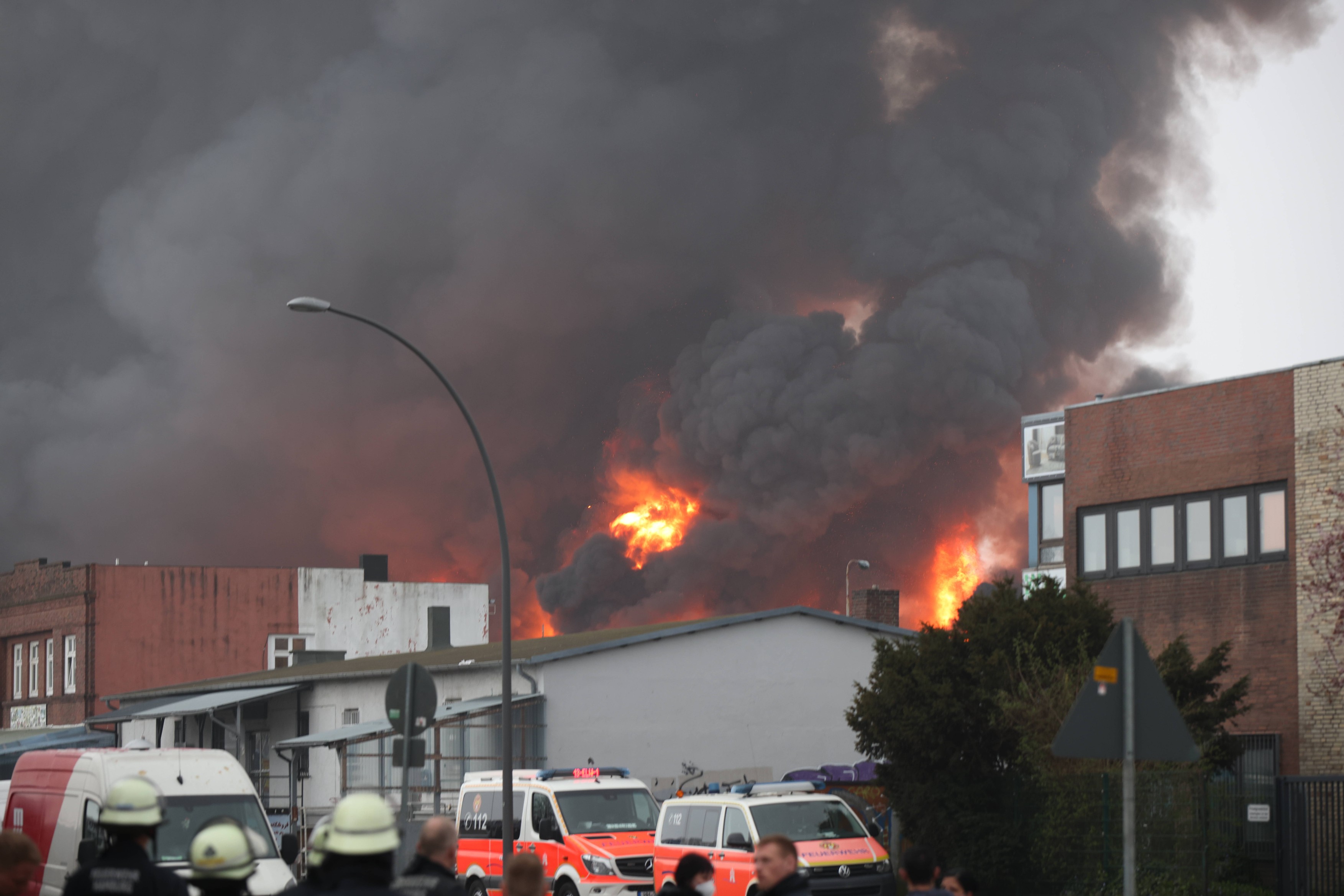 Nor uriaș de fum deasupra orașului Hamburg, după un incendiu la două depozite. „Suntem în beznă”