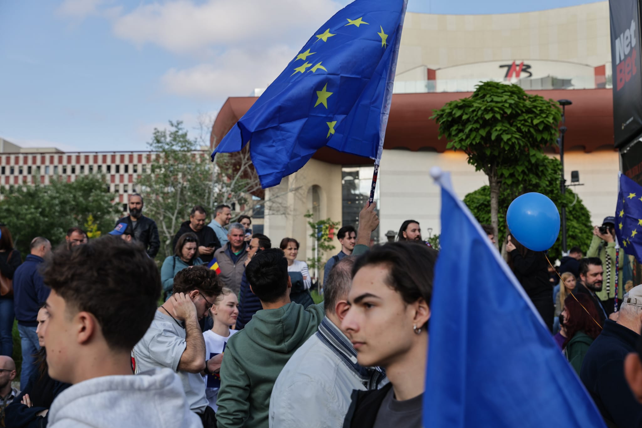 Miting pro Europa în București de Ziua Europei pentru susținerea apartenenţei la UE. Lumea a cântat „Imnul golanilor” și „Insieme”. Câți oameni au fost