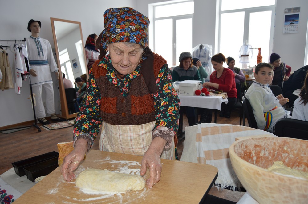 REPORTAJ/Un fel de alternativă a Facebook-ului! Șezătoarea din Vaslui, locul unde oamenii socializează și transmit ce știu