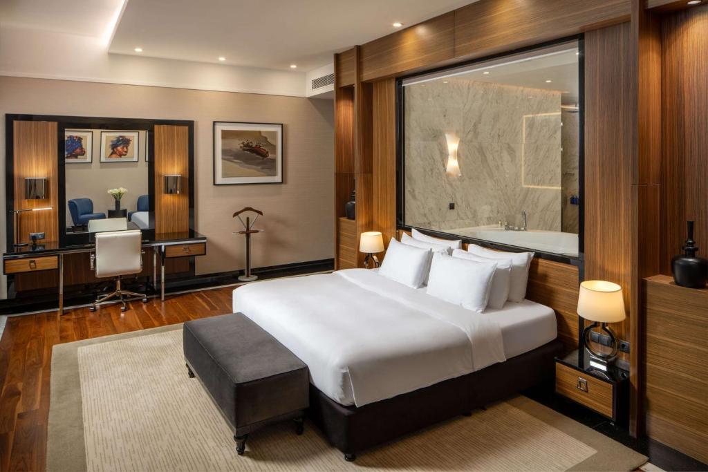 La TVR nu e austeritate. Șeful instituției, Dan Turturică, a călătorit de la București la Chișinău cu zbor la business class și a avut cazare la hotel de cinci stele. Reacția TVR