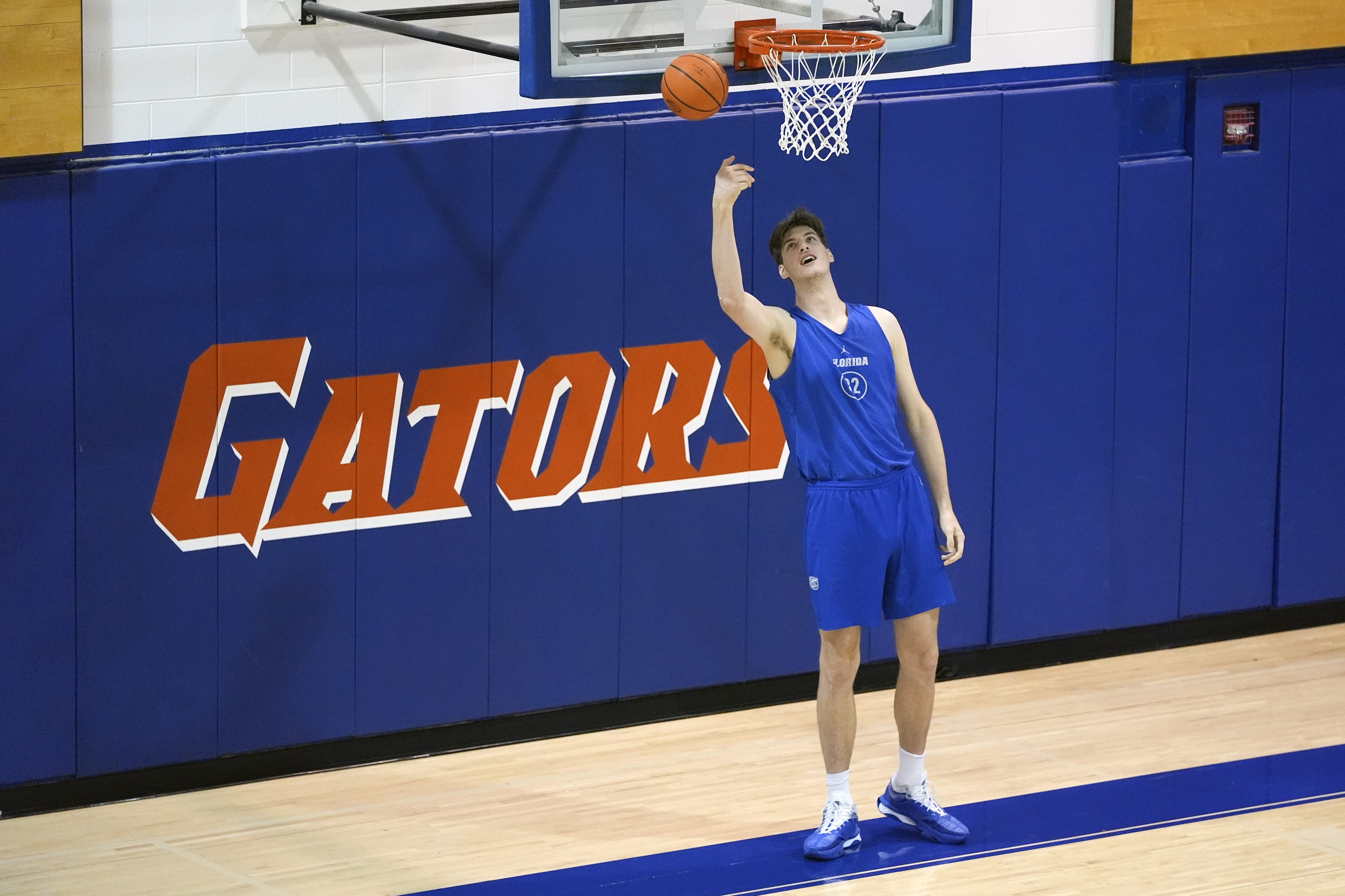Cel mai înalt tânăr din lume va debuta la Florida Gators, în NCAA. La 18 ani, baschetbalistul canadian Olivier Rioux l-a depășit deja pe Ghiță Mureșan