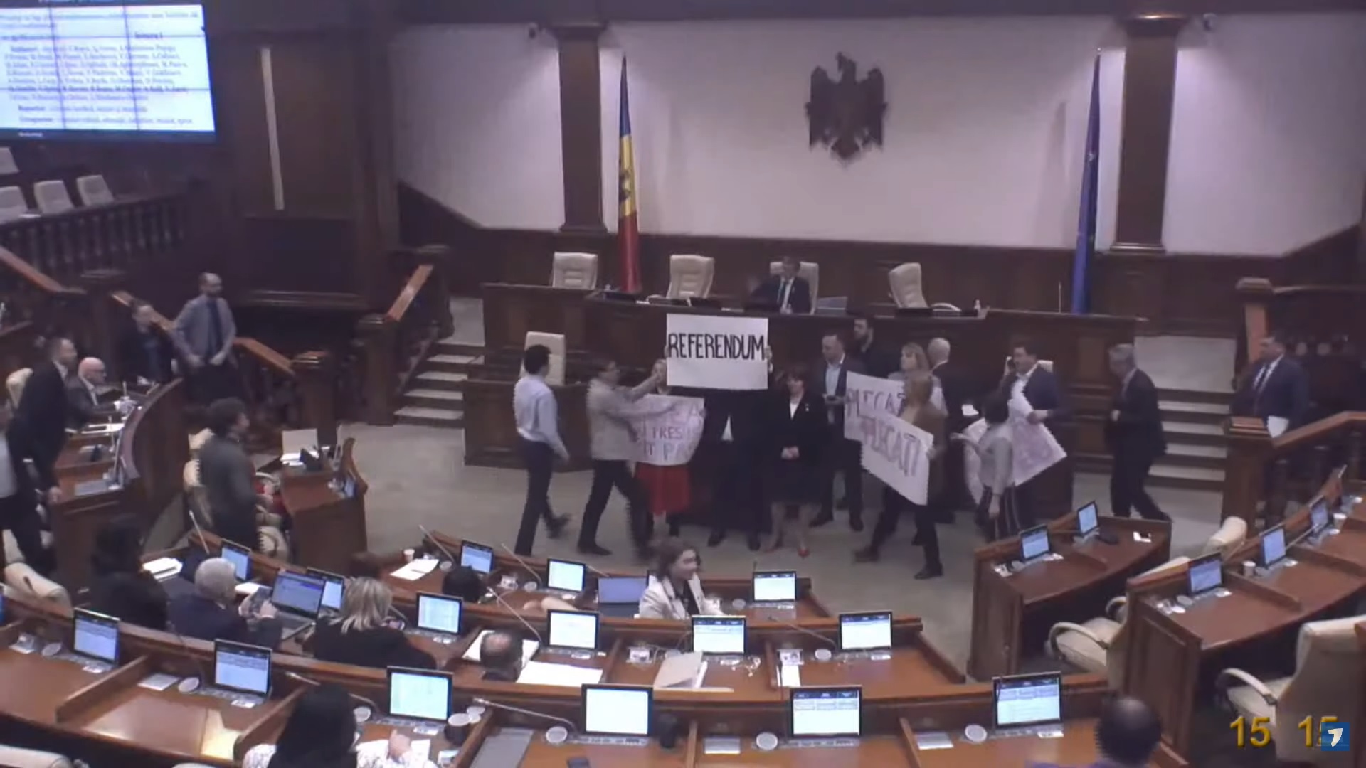 Îmbrânceli în Parlamentul Republicii Moldova, când se discuta proiectul de lege privind „limba română” în legislația moldovenească - VIDEO