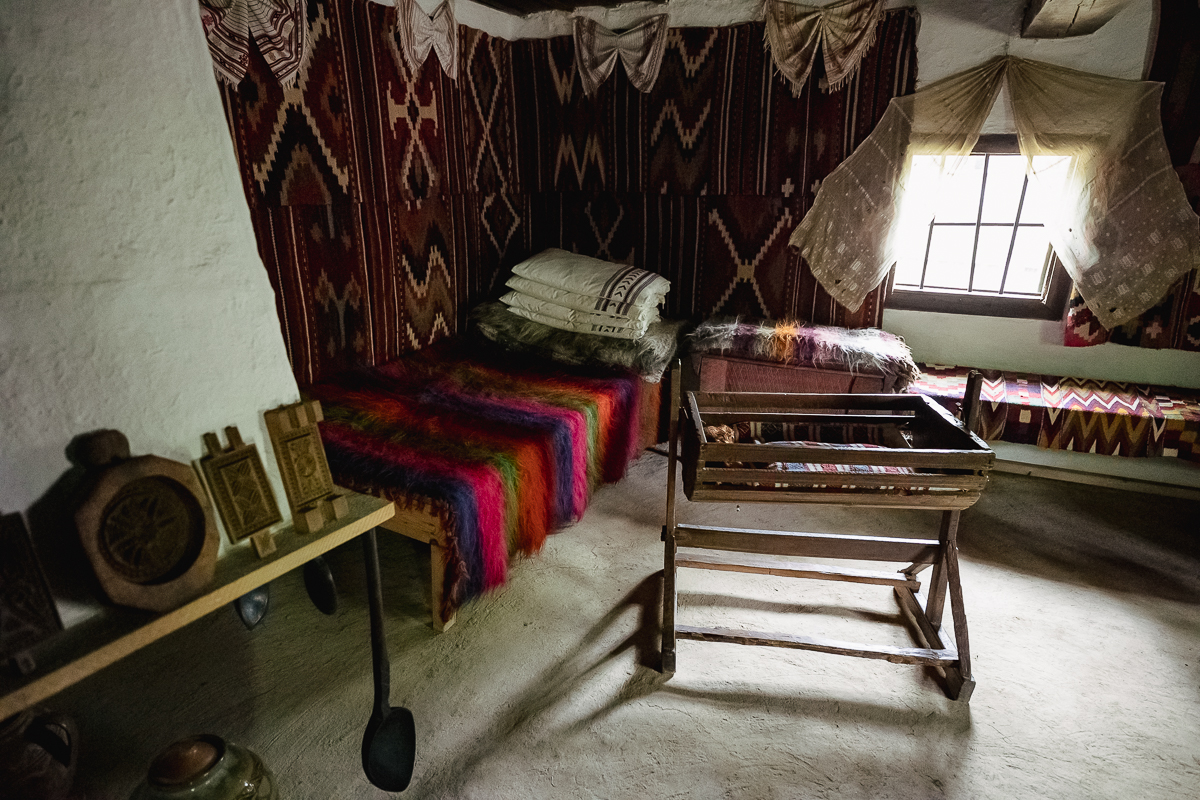 De Paști, la Muzeul Satului Vrâncean, sute de copii au lăsat smartphone-ul și au pus mâna pe chișiță, să încondeieze ouă. „Unii chiar au îndemânare, au ieșit lucruri faine”
