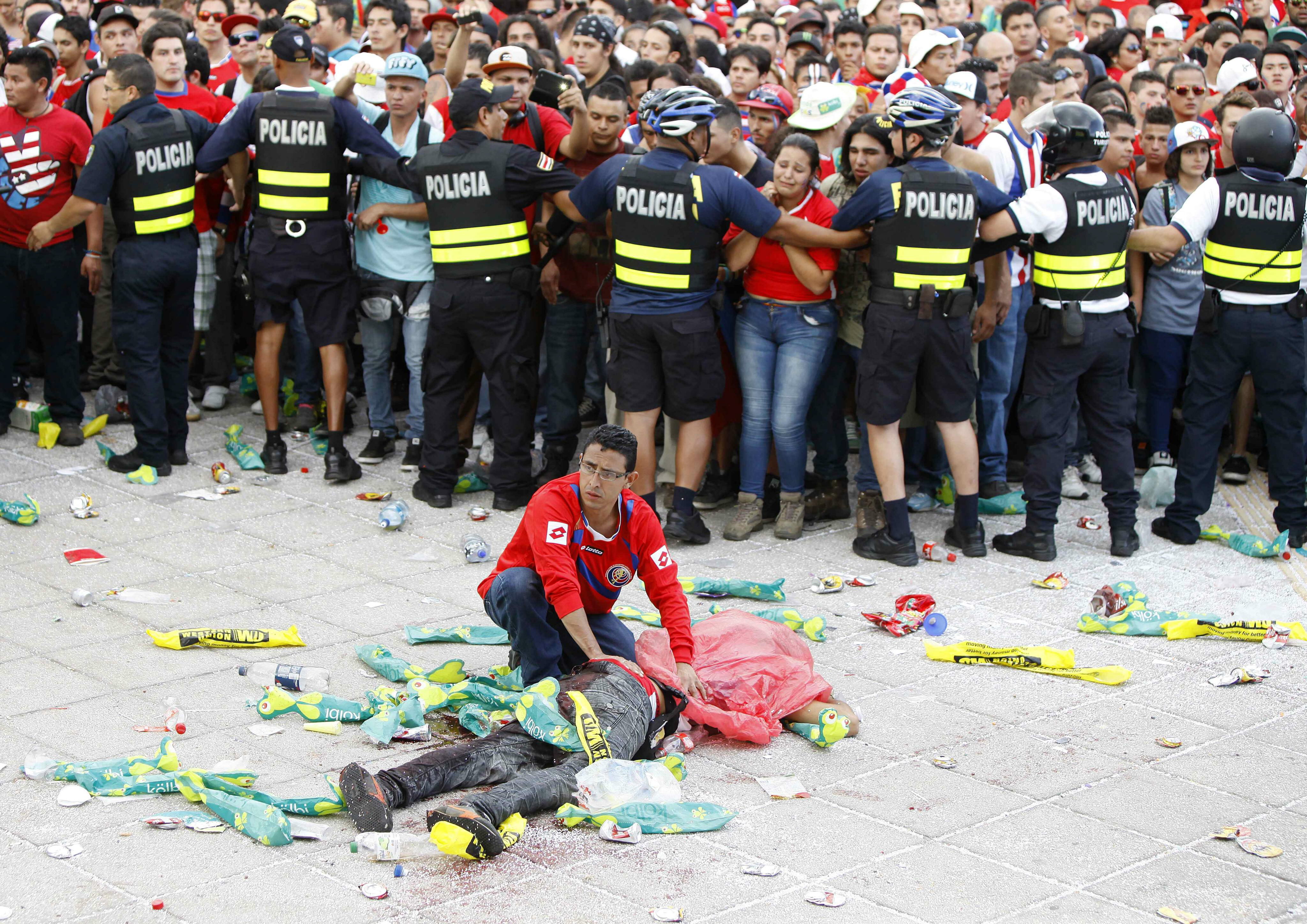 FOTO / Imagini şocante cu suporteri costaricani!!! S-au tăiat între ei!
