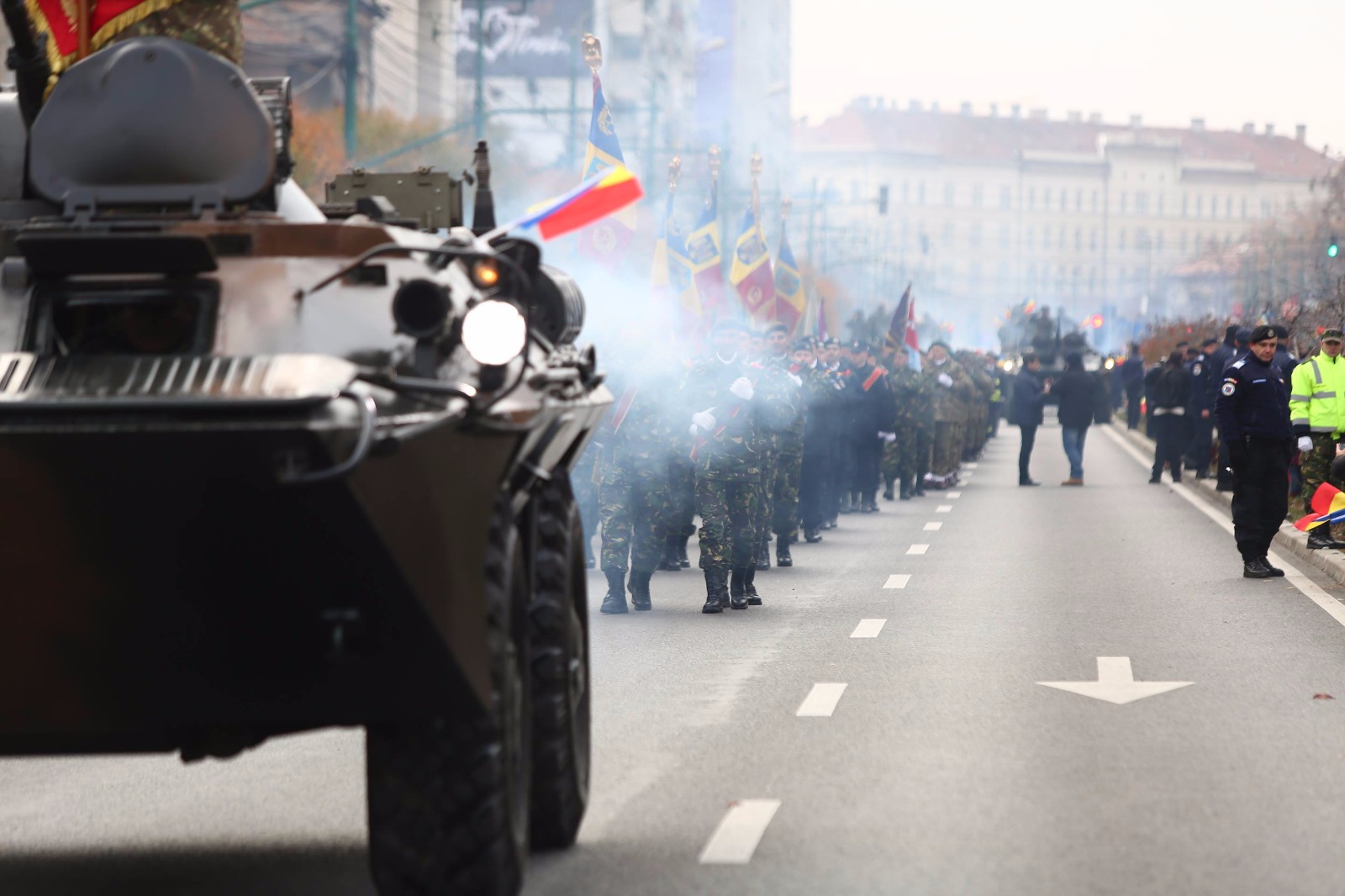 GALERIE FOTO/ Mii de timișoreni au înfruntat frigul să vadă parada militară. Și aici oamenii au huiduit discursul transmis de Viorica Dăncilă