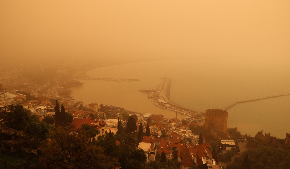 Norul saharian a ajuns în Turcia: imagini spectaculoase cu cerul portocaliu și stratul dens de praf din Antalya