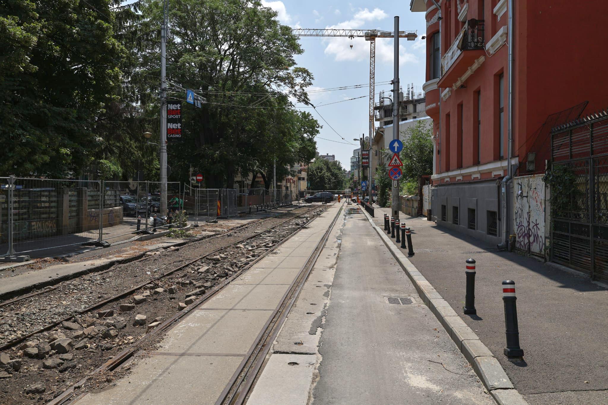 „Haos total! Tremură casa când trec utilajele”. Am mers pe șantierul STB să vedem cum se lucrează la schimbarea liniilor de tramvai