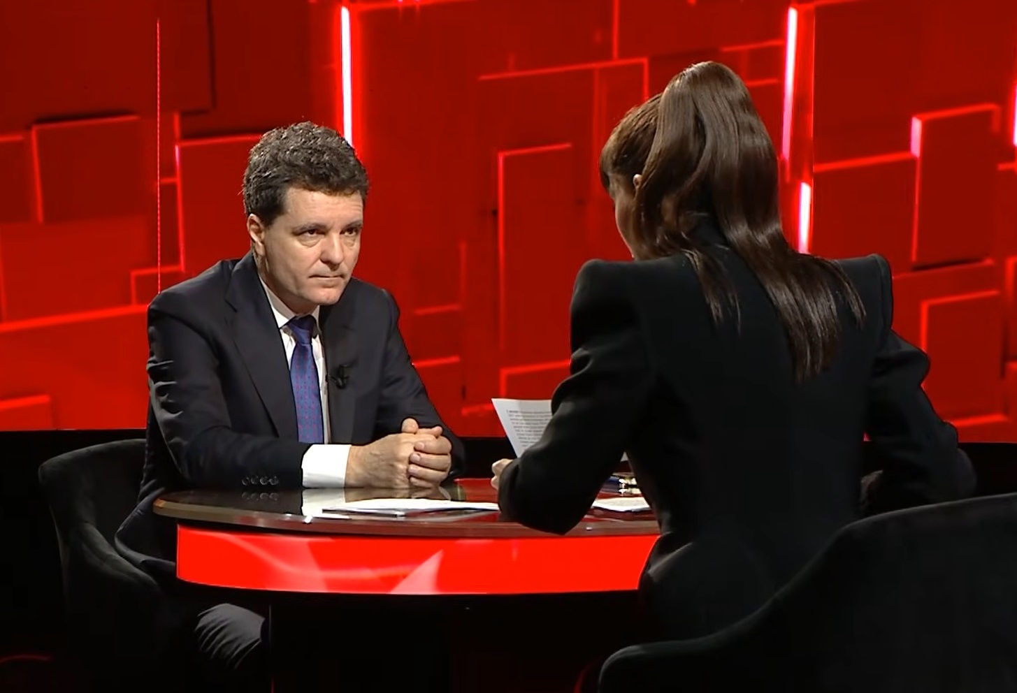 Gestul făcut de Denise Rifai față de Nicușor Dan în culisele emisiunii „40 de întrebări” de la Kanal D. Lui nu i-a lipsit faimosul carnețel