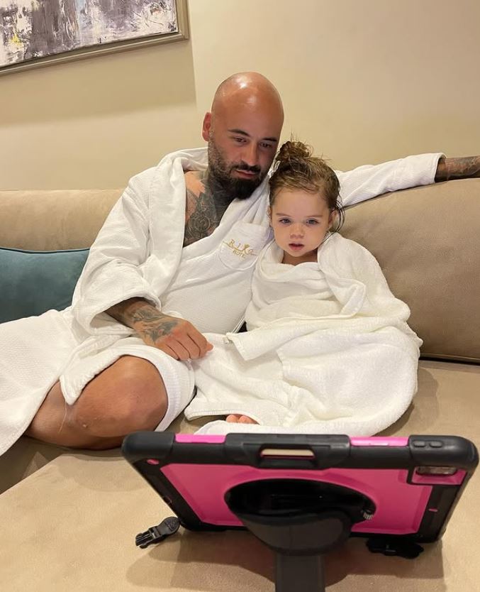 Imagini adorabile cu fiica lui Matteo. Cum arată Mia la 5 ani: „Se joacă cu soarta a 10 oameni dintr-o familie”