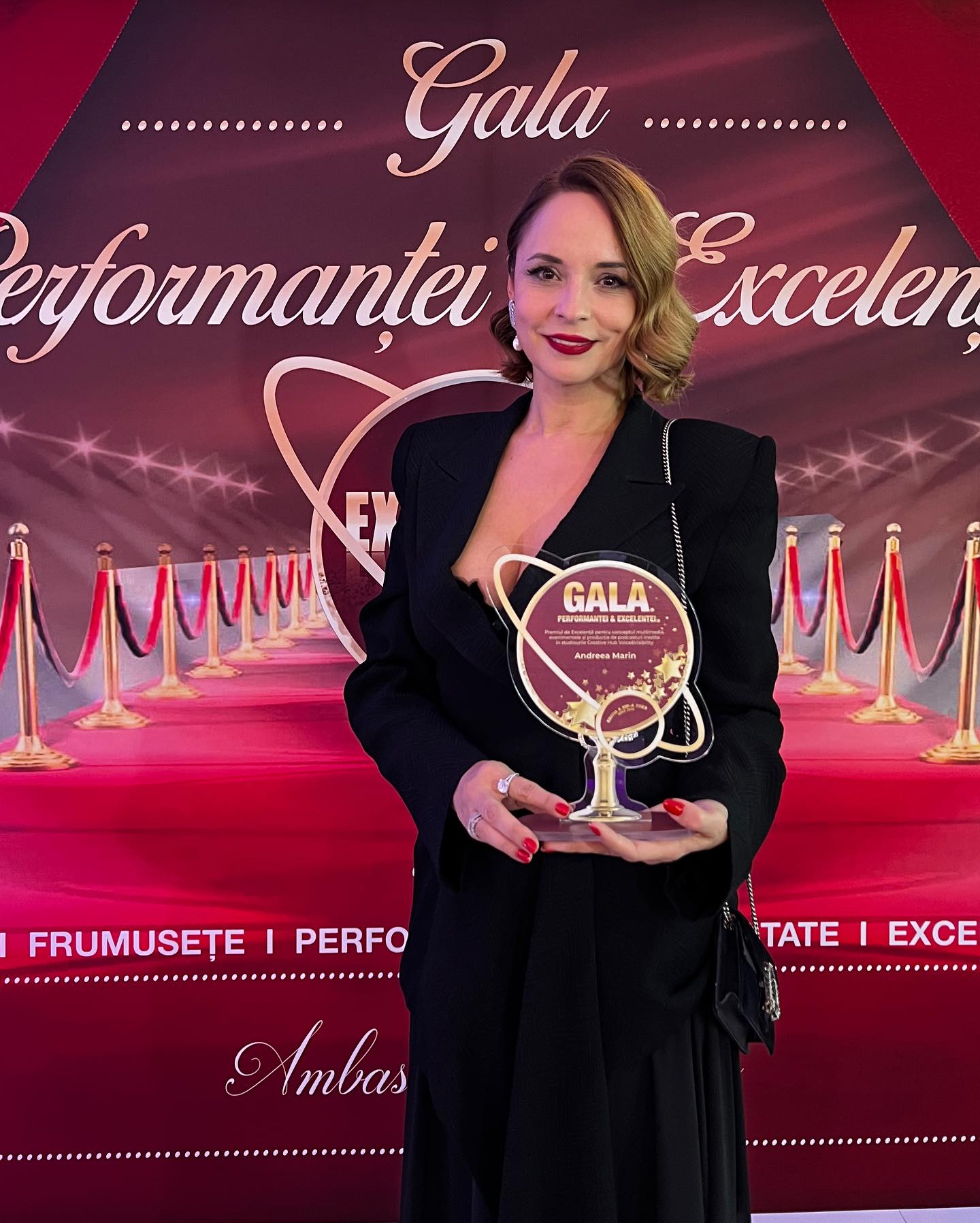 Andreea Marin și fiica ei, apariție elegantă la un eveniment unde au fost premiate. Violeta a îmbrăcat o rochie neagră și decoltată
