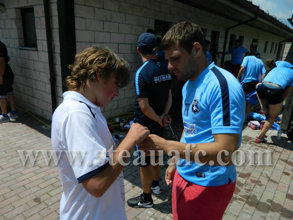 GALERIE FOTO / Suporteri campioni! Fanii s-au înghesuit să-i vadă pe stelişti la antrenament