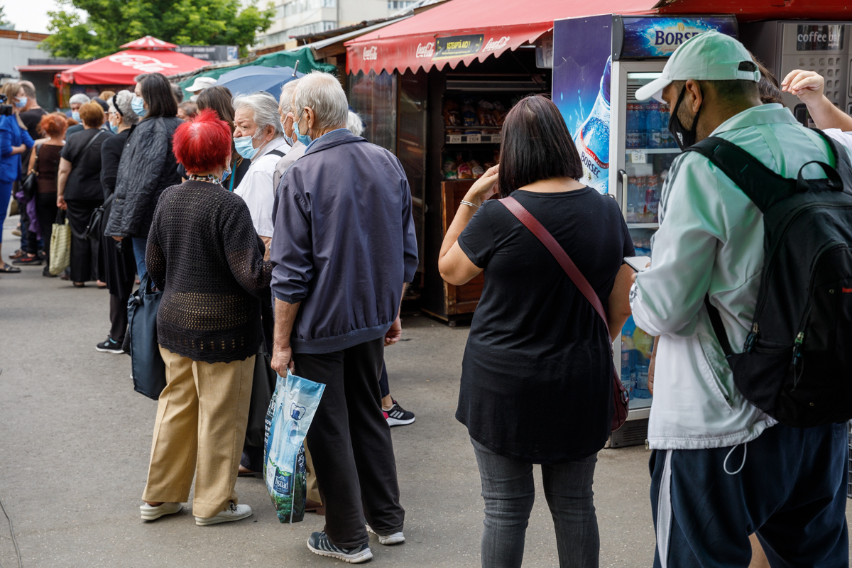 Veni, vidi, Pfizer, micii. Vaccinare cu miros de grătar la piața Obor. „Ai, n-ai voucher, vii să mănânci”
