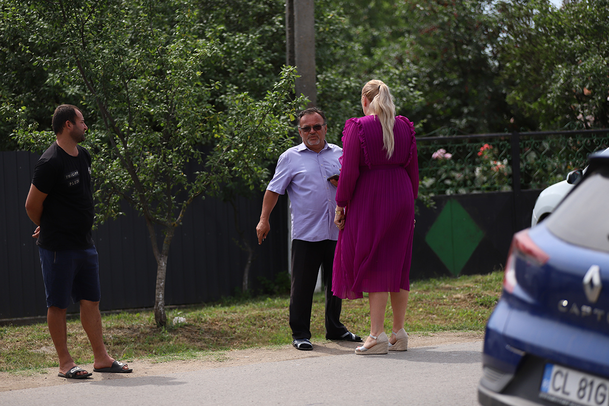 REPORTAJ Alegeri 2024 | Poliție, jandarmi și o bunică speriată de propria nepoată la Belciugatele: „M-a făcut în tot felul că am urcat în mașina primarului!”