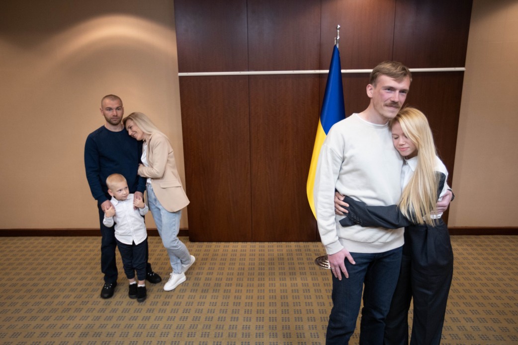 Comandanții Batalionului Azov s-au întâlnit cu familiile lor pentru prima oară de când au fost eliberați de ruși, într-un schimb de prizonieri