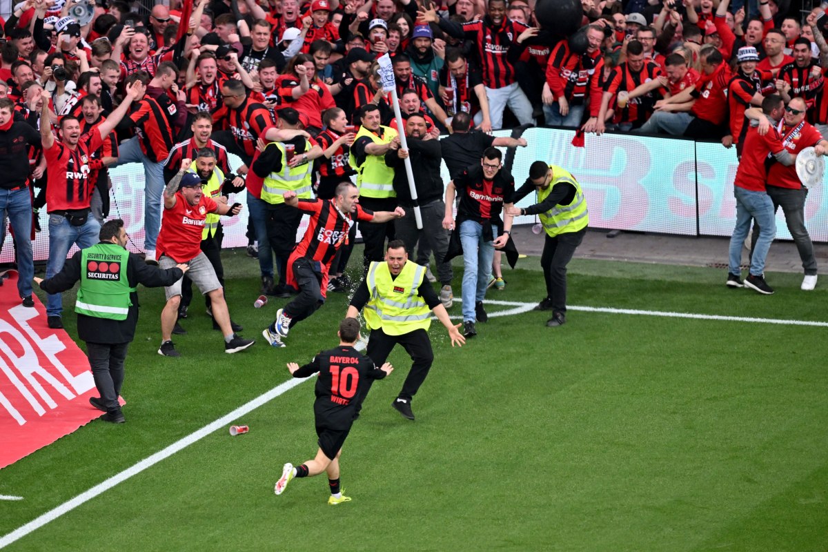 Bayer Leverkusen, campioană a Germaniei pentru prima oară în istoria sa de 120 de ani. Fanii au intrat pe gazon
