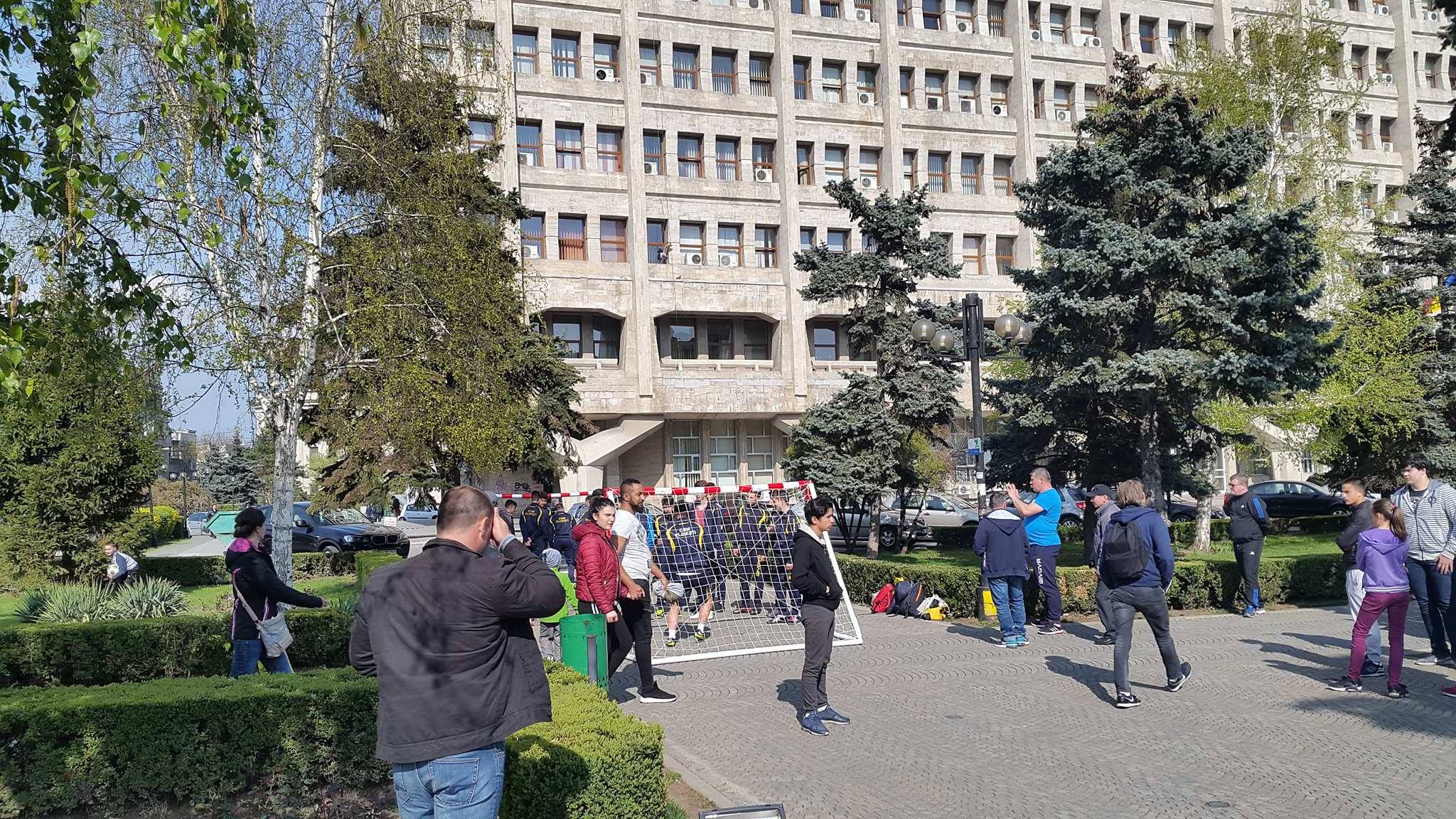 Sportivii de la CSM Ploiești s-au antrenat în fața Primăriei. Proteste după ce Consiliul Local a sistat plata sumelor destinate pregătirii